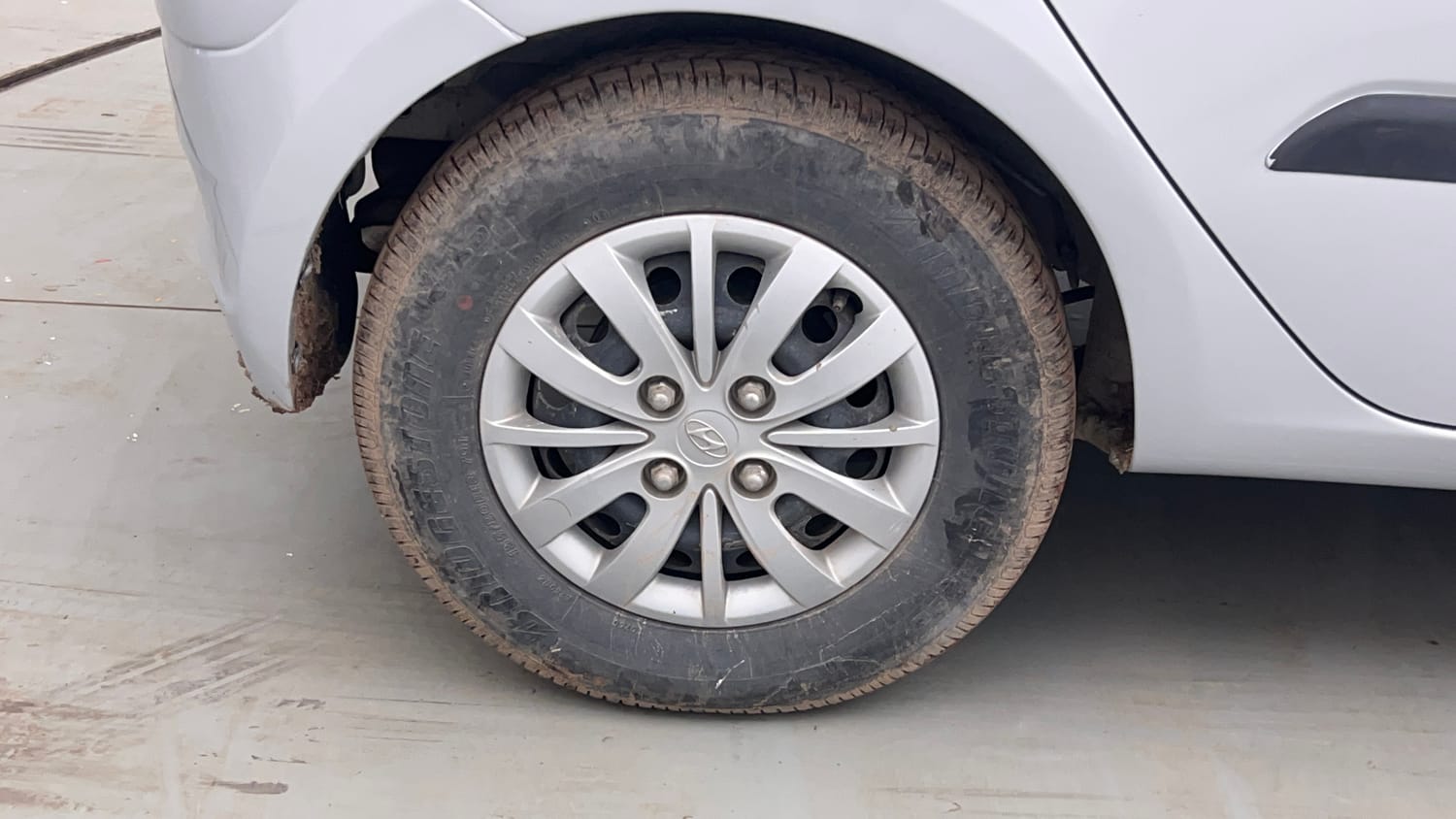 Used 2016 Hyundai i10 Sportz 1.1 iRDE2 Petrol Manual tyres RIGHT REAR TYRE RIM VIEW