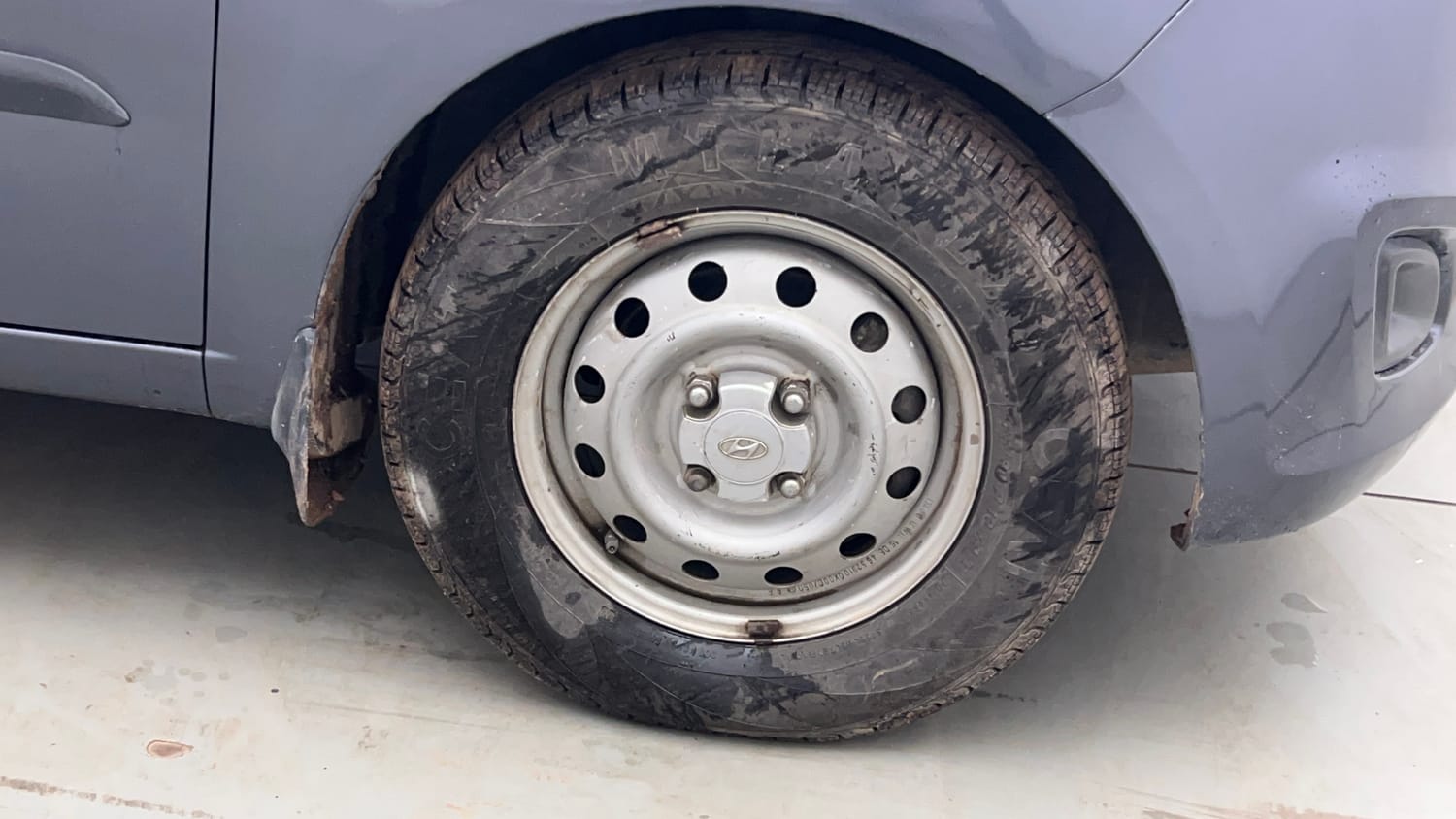Used 2016 Hyundai i10 Magna 1.1 iRDE2 Petrol Manual tyres RIGHT FRONT TYRE RIM VIEW