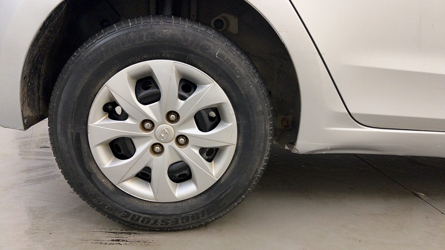 Used 2015 Hyundai Elite i20 Era 1.2 Petrol Manual tyres RIGHT REAR TYRE RIM VIEW