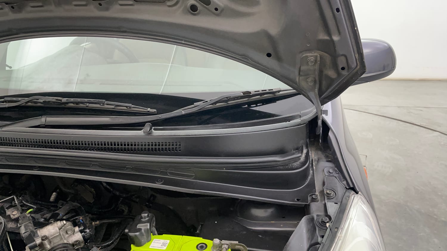 Used 2016 Hyundai i10 Sportz 1.1 iRDE2 Petrol Manual engine ENGINE LEFT SIDE HINGE & APRON VIEW