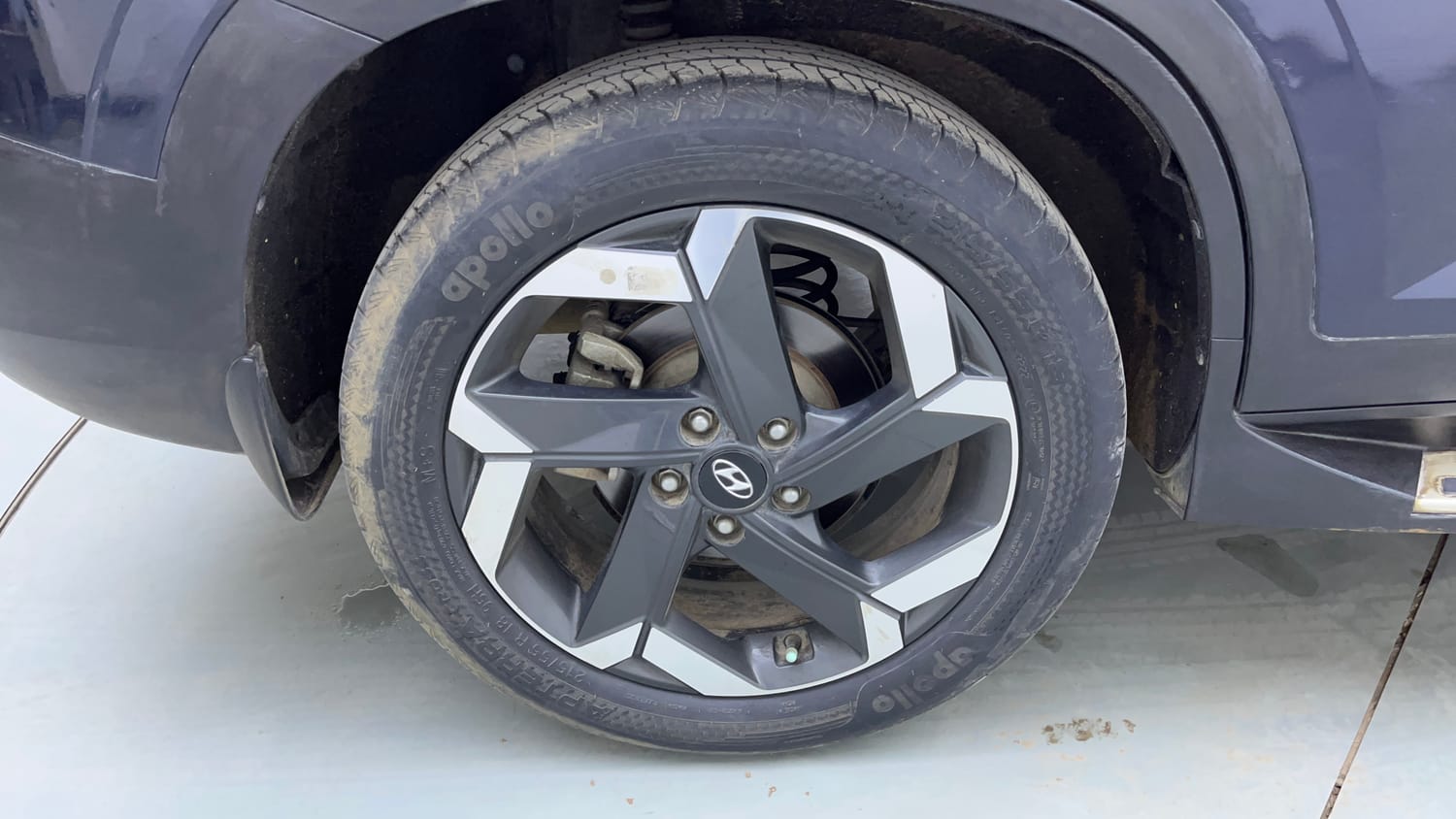 Used 2022 Hyundai Alcazar Platinum (O) 6 STR 2.0 Petrol AT Petrol Automatic tyres RIGHT REAR TYRE RIM VIEW