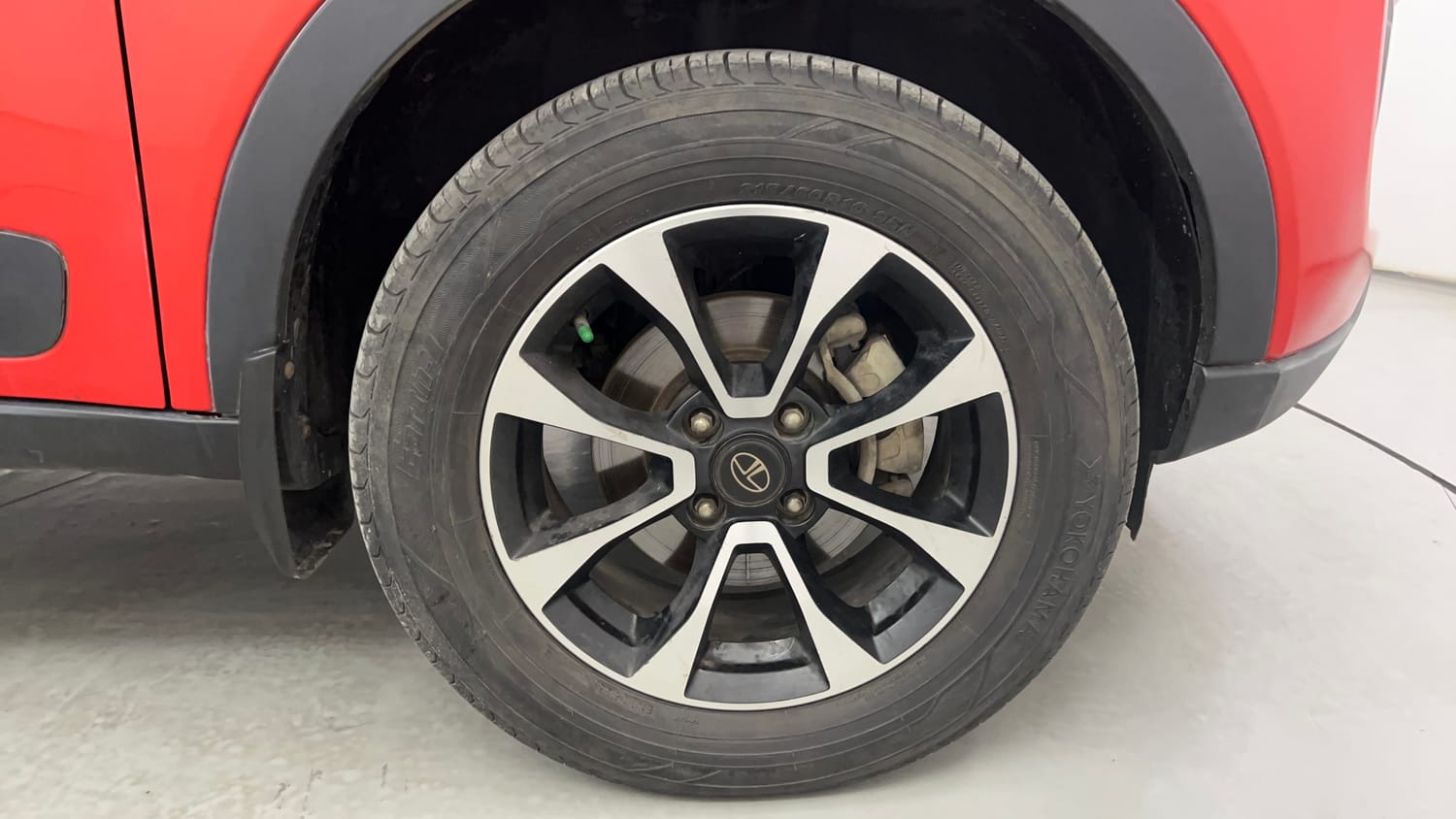 Used 2020 Tata Nexon XZA Plus (O) Dual Tone Petrol Automatic tyres RIGHT FRONT TYRE RIM VIEW