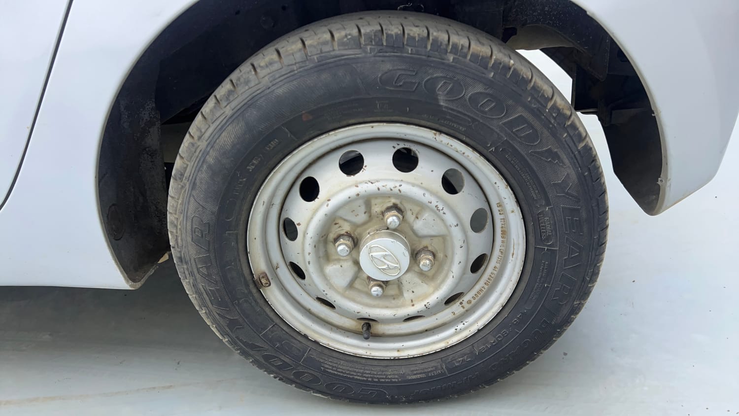 Used 2015 Hyundai Eon D-Lite + Petrol Manual tyres LEFT REAR TYRE RIM VIEW
