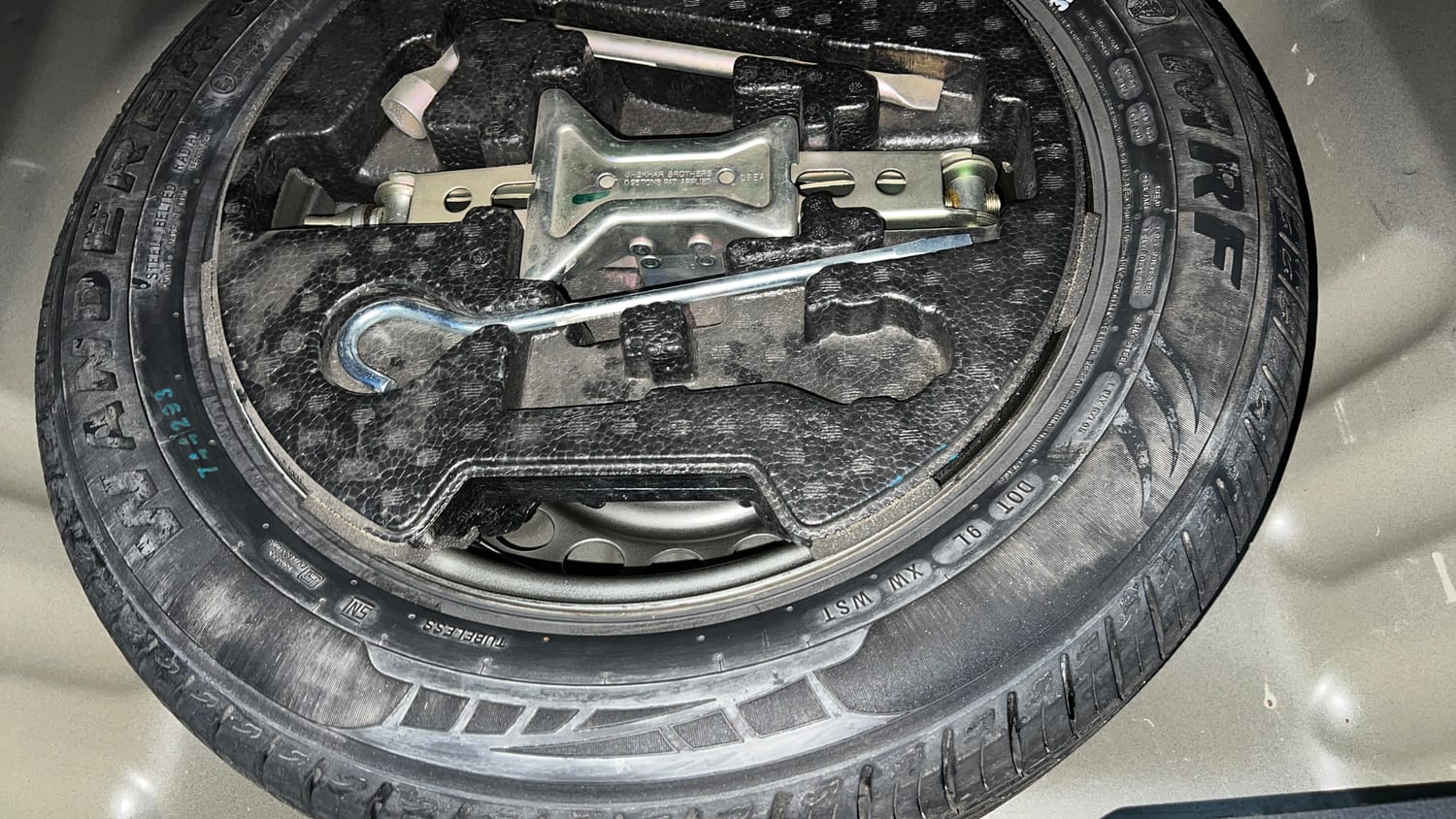 Used 2021 maruti-suzuki Vitara Brezza LXi Petrol Manual tyres SPARE TYRE VIEW