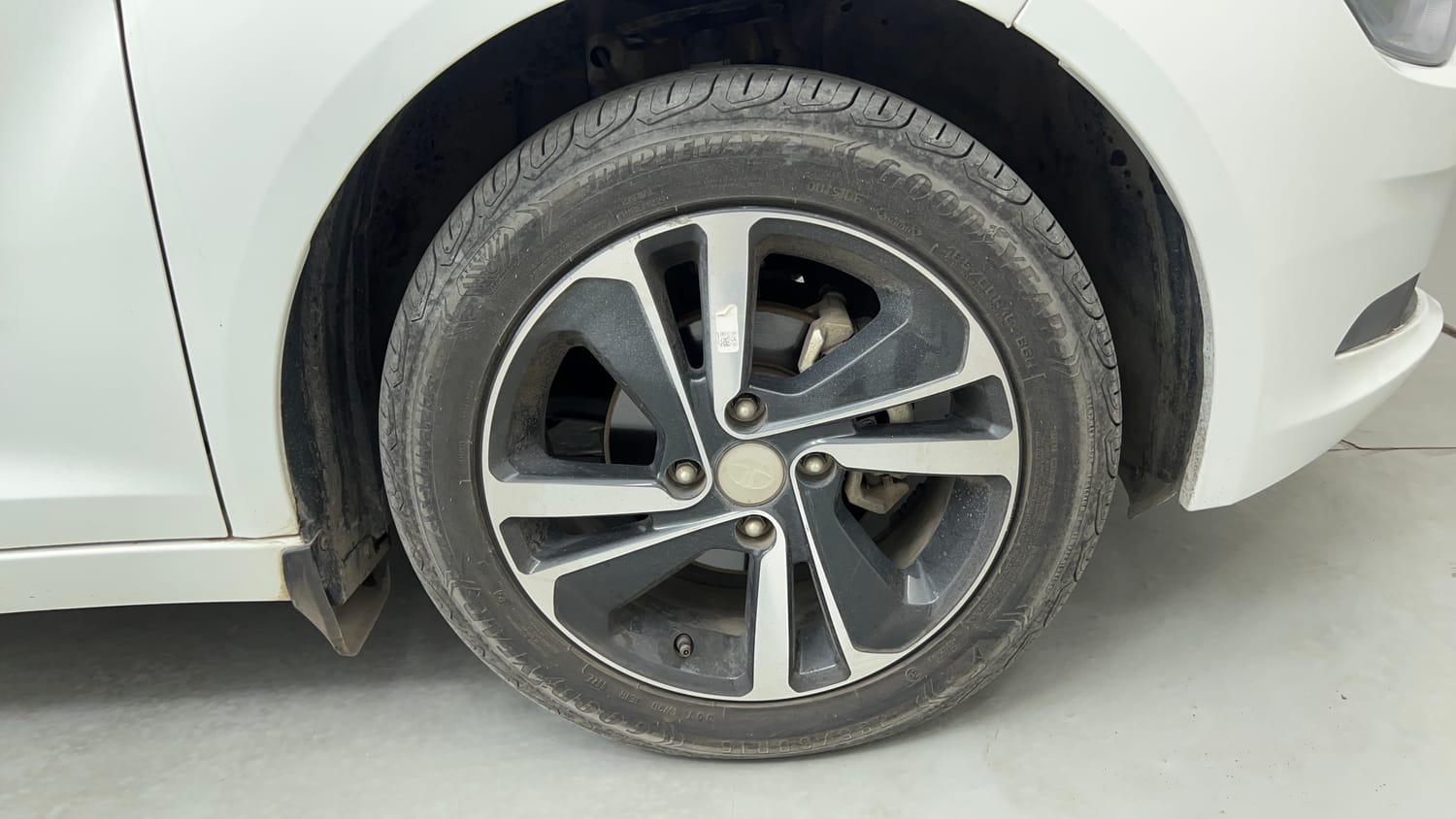 Used 2024 Tata Altroz XZA Plus Petrol Petrol Automatic tyres RIGHT FRONT TYRE RIM VIEW