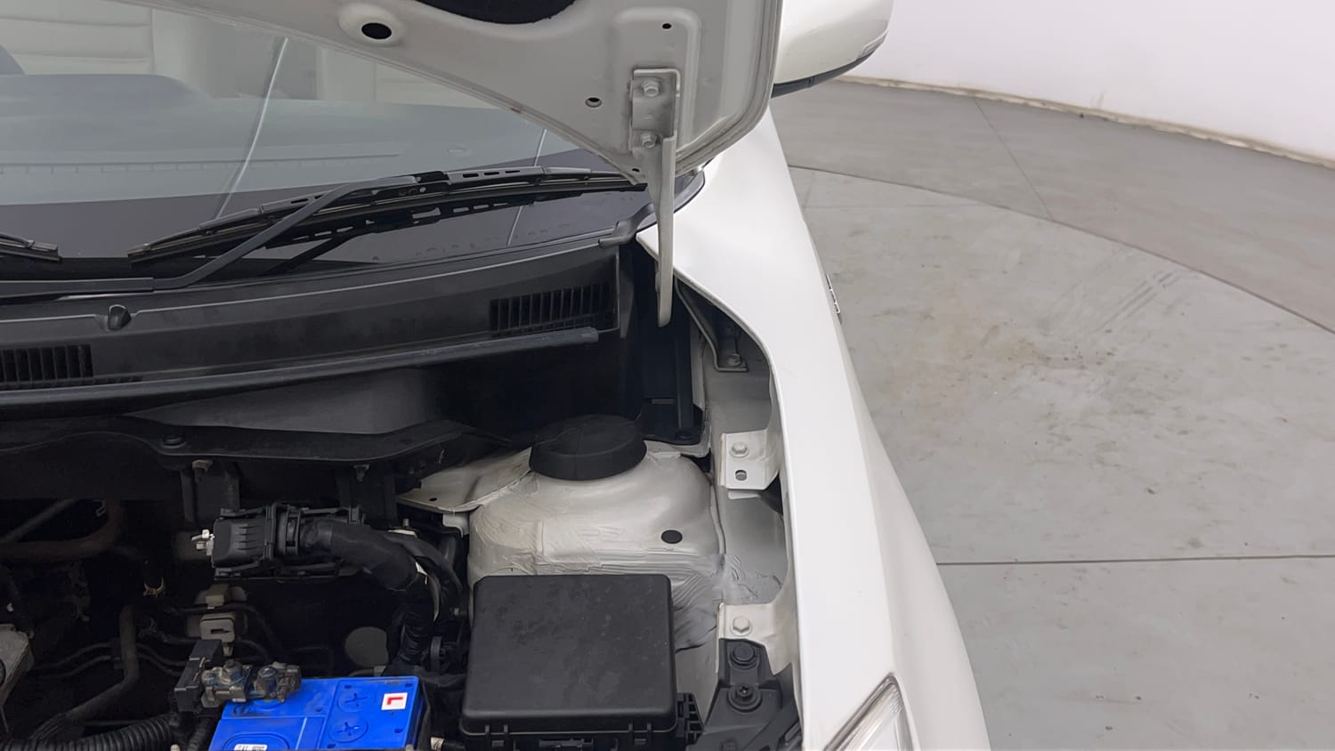 Used 2018 Maruti Suzuki Dzire ZXi Petrol Manual engine ENGINE LEFT SIDE HINGE & APRON VIEW