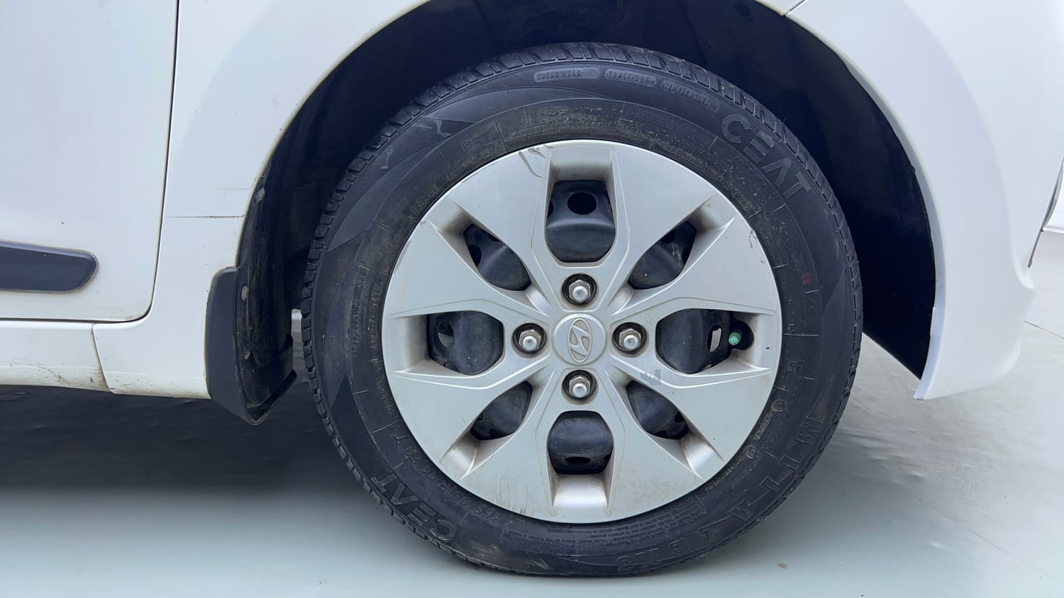 Used 2014 Hyundai Xcent S 1.2 Petrol Manual tyres RIGHT FRONT TYRE RIM VIEW