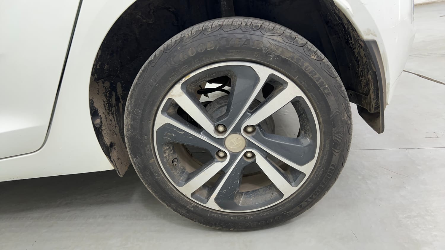 Used 2024 Tata Altroz XZA Plus Petrol Petrol Automatic tyres LEFT REAR TYRE RIM VIEW