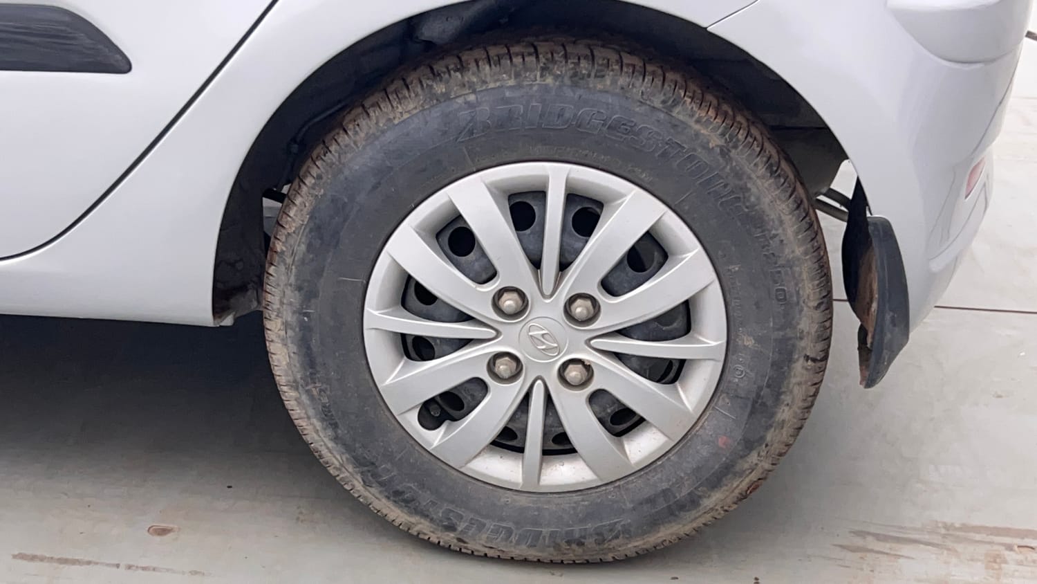 Used 2016 Hyundai i10 Sportz 1.1 iRDE2 Petrol Manual tyres LEFT REAR TYRE RIM VIEW