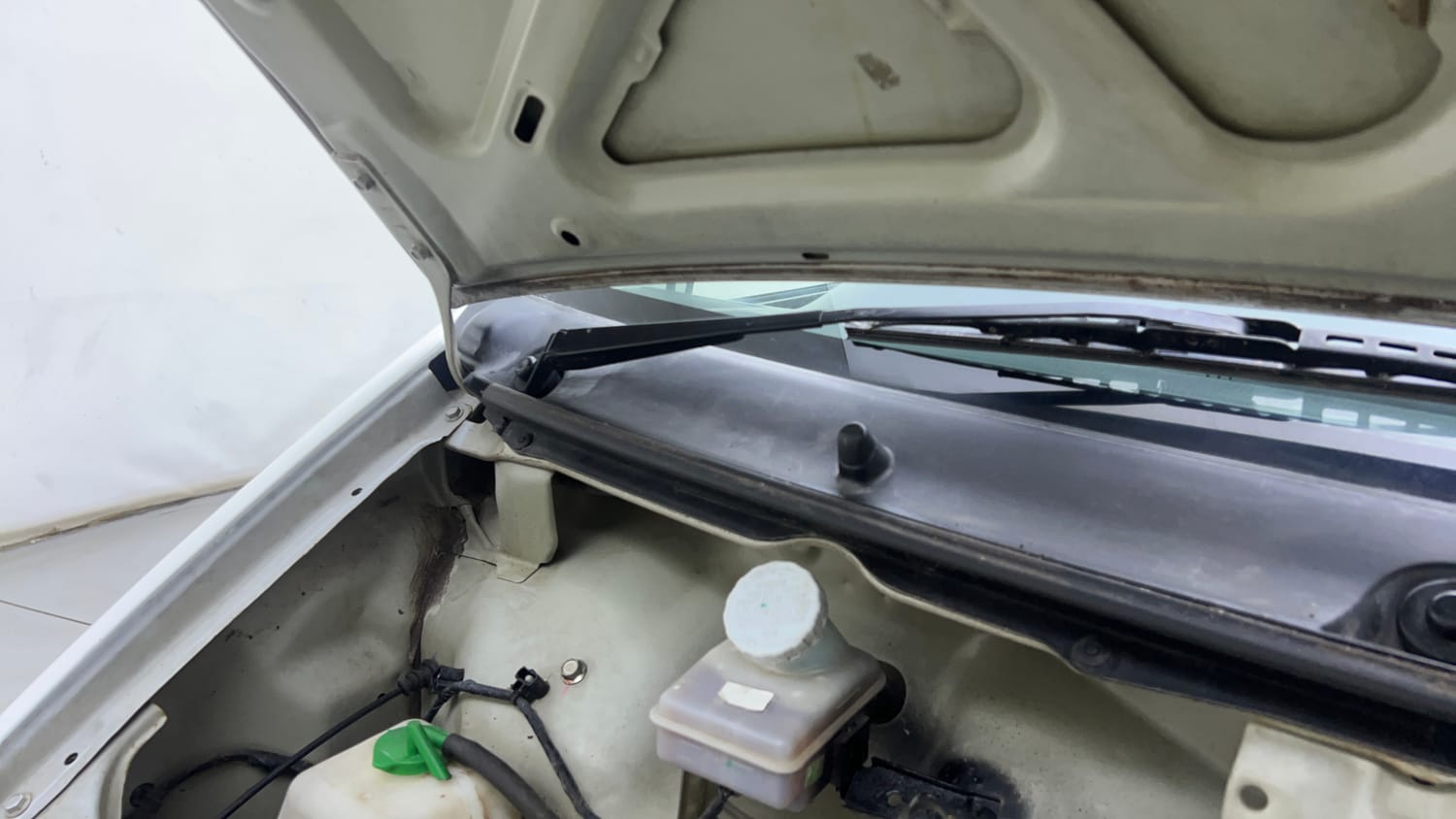 Used 2019 Maruti Suzuki Eeco 5 STR WITH A/C+HTR Petrol Manual engine ENGINE RIGHT SIDE HINGE & APRON VIEW
