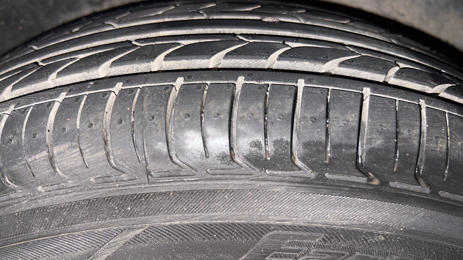 Used 2014 Hyundai i10 Sportz 1.1 iRDE2 Petrol Manual tyres RIGHT REAR TYRE TREAD VIEW