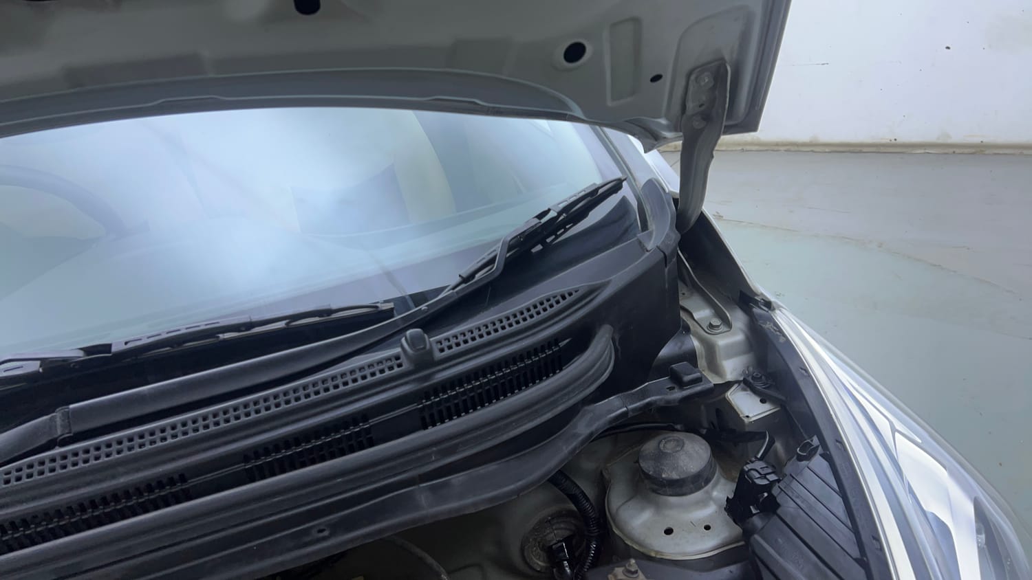 Used 2015 Hyundai Eon D-Lite + Petrol Manual engine ENGINE LEFT SIDE HINGE & APRON VIEW