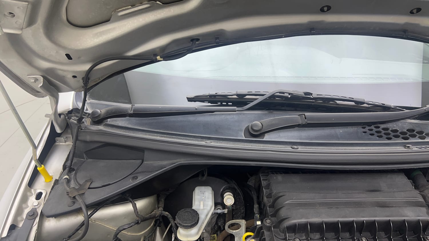 Used 2019 Tata Tiago Revotron XE Petrol Manual engine ENGINE RIGHT SIDE HINGE & APRON VIEW
