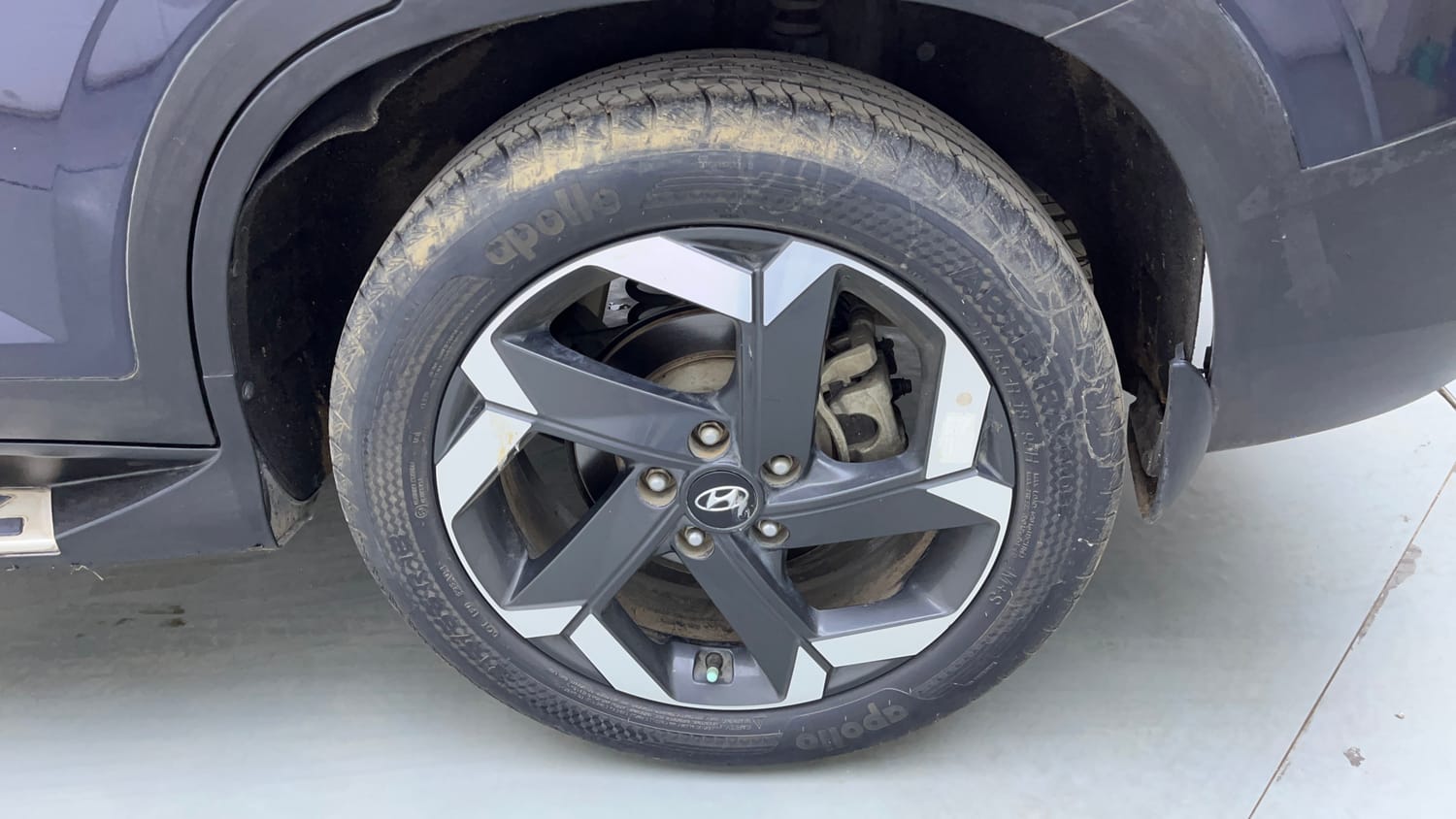 Used 2022 Hyundai Alcazar Platinum (O) 6 STR 2.0 Petrol AT Petrol Automatic tyres LEFT REAR TYRE RIM VIEW