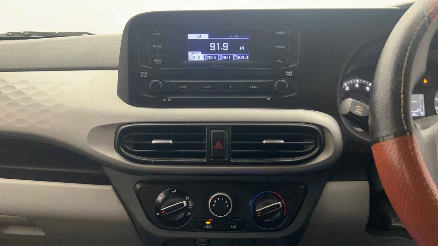 Used 2022 Hyundai Grand i10 Nios Magna AMT 1.2 Kappa VTVT Petrol Automatic top_features Integrated (in-dash) music system