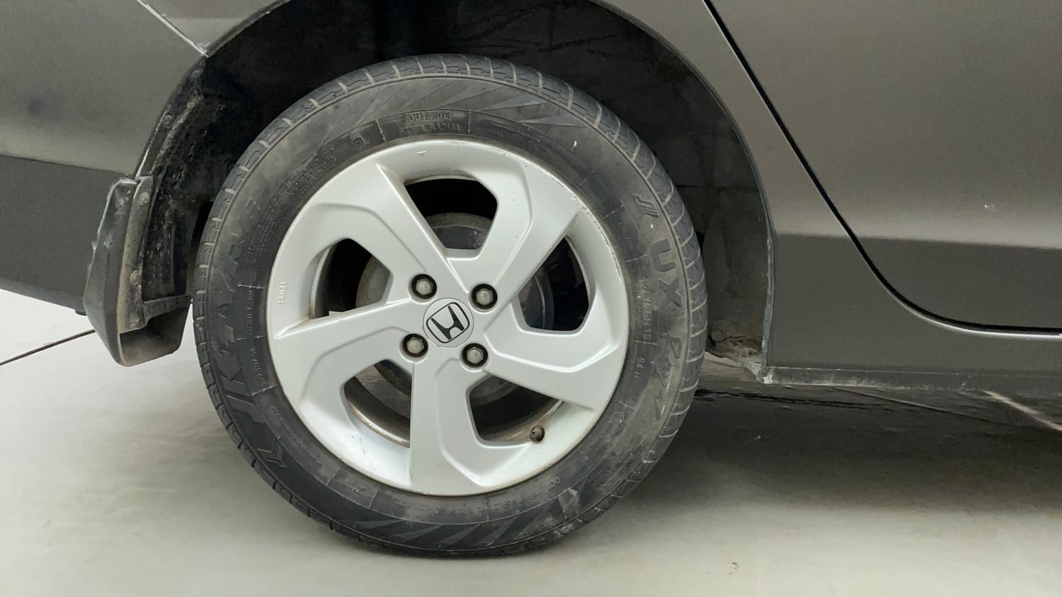 Used 2015 Honda City V Petrol Manual tyres RIGHT REAR TYRE RIM VIEW