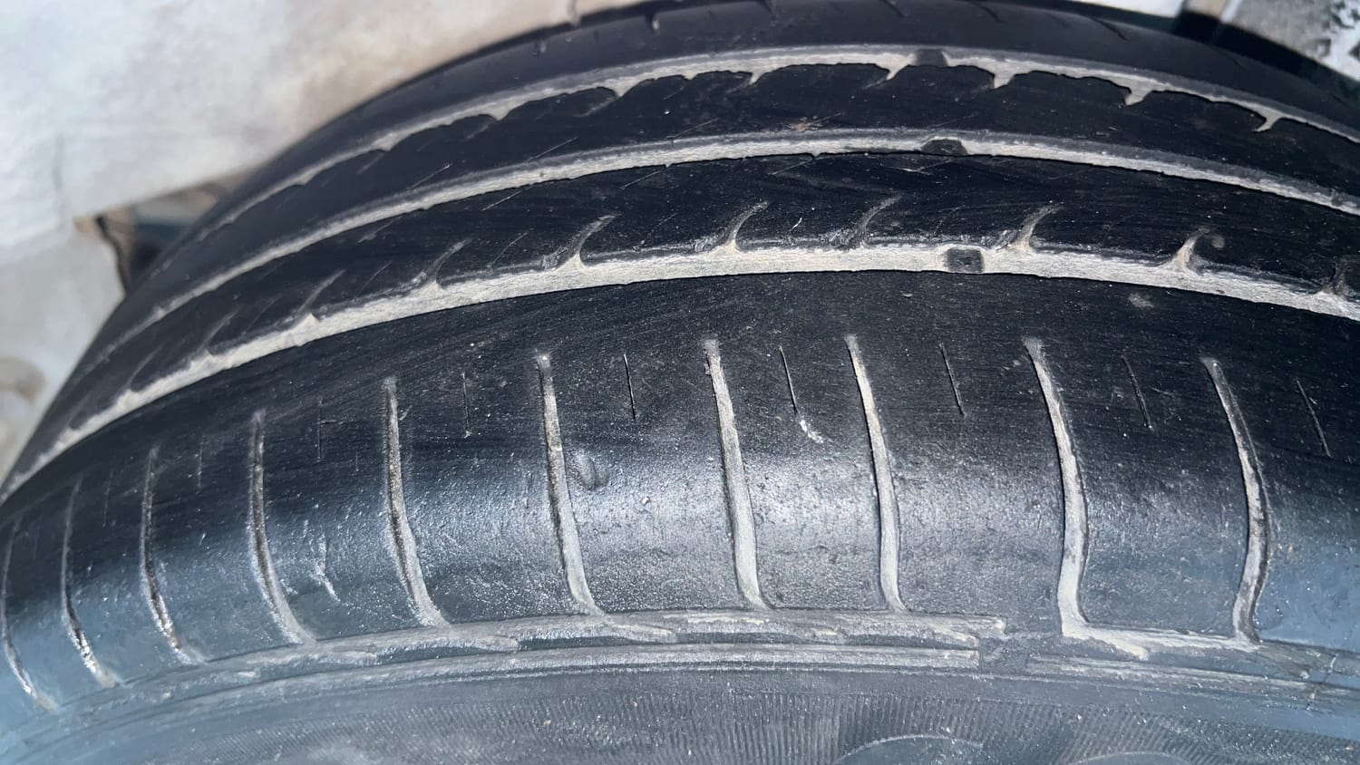 Used 2015 Hyundai Elite i20 Sportz 1.2 Petrol Manual tyres LEFT REAR TYRE TREAD VIEW