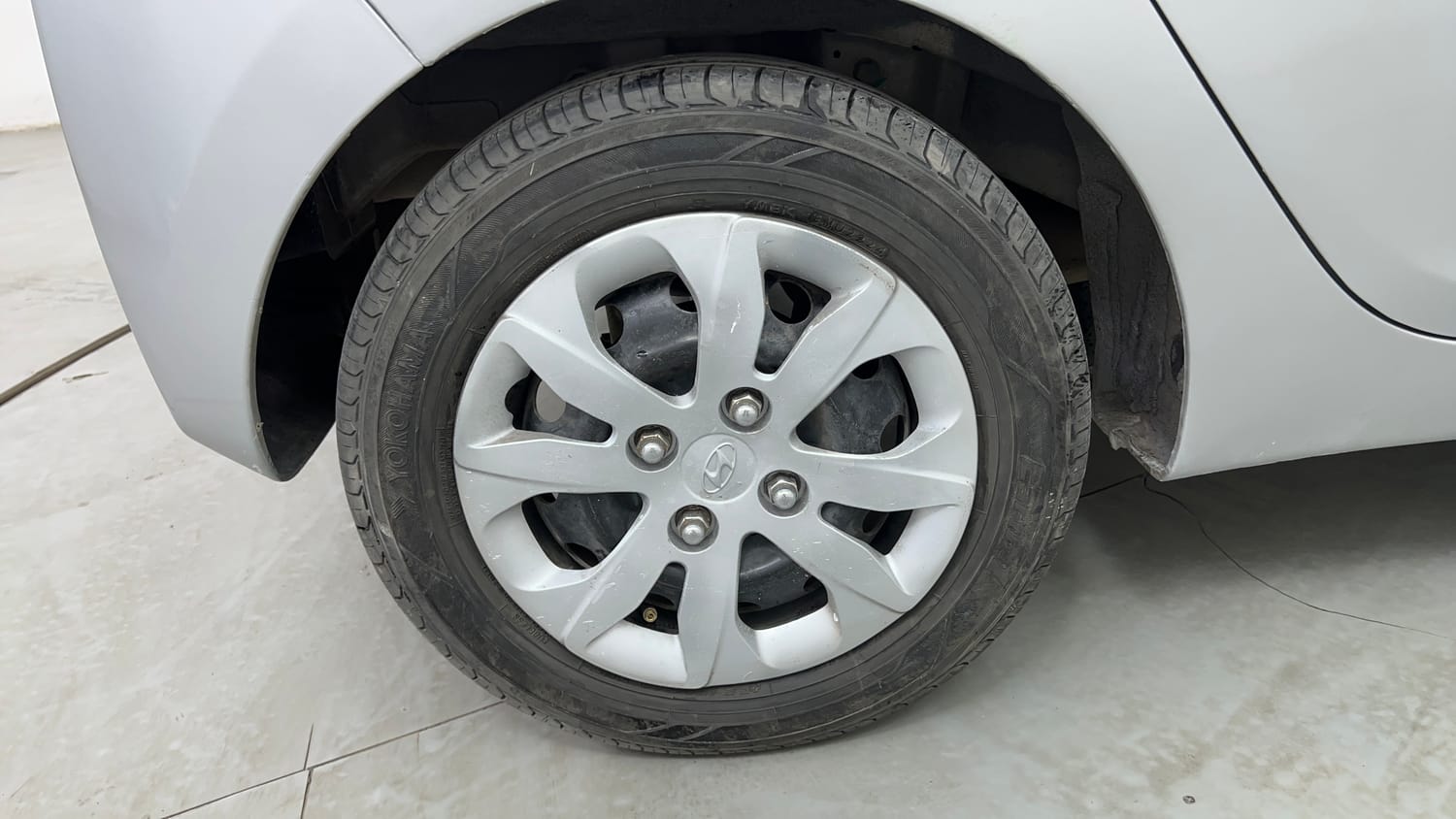 Used 2016 Hyundai Eon Magna Petrol Manual tyres RIGHT REAR TYRE RIM VIEW