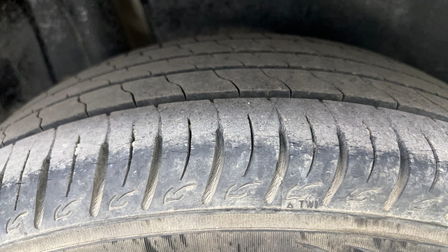 Used 2022 Toyota Urban Cruiser Mid Grade AT Petrol Automatic tyres RIGHT REAR TYRE TREAD VIEW
