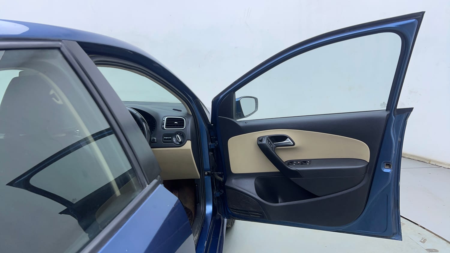 Used 2017 Volkswagen Polo Highline1.2L (P) Petrol Manual interior RIGHT FRONT DOOR OPEN VIEW
