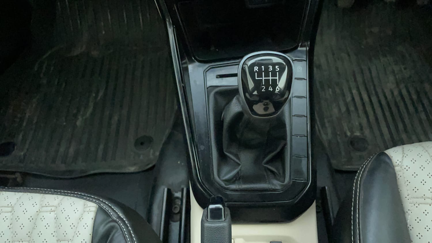 Used 2022 Volkswagen Virtus Highline 1.0 TSI MT Petrol Manual interior GEAR  KNOB VIEW