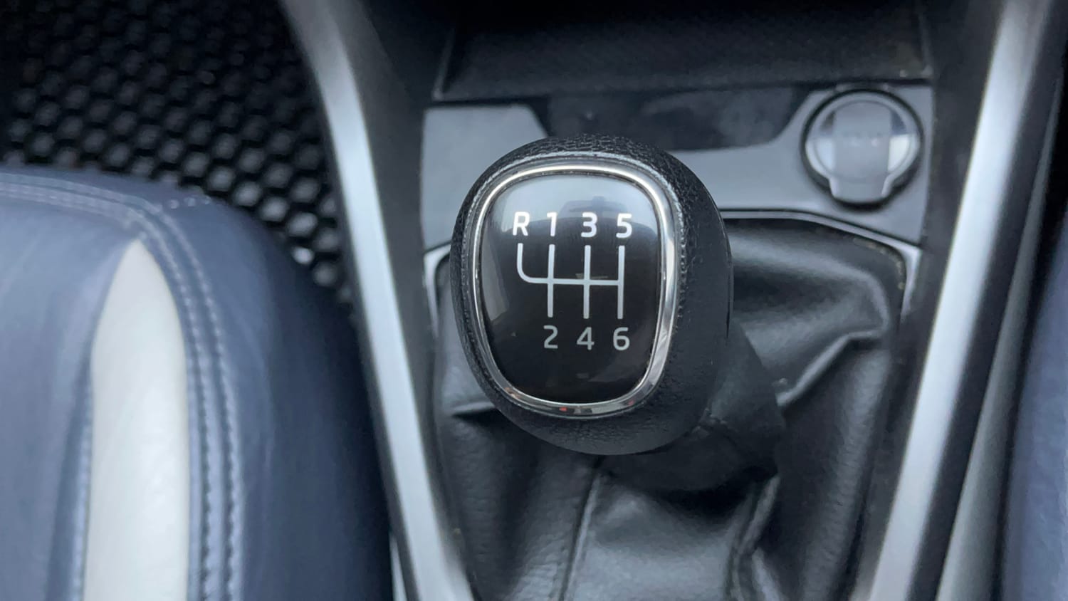 Used 2025 Skoda Kushaq Sportline 1.0 TSI MT Dual Tone Petrol Manual interior GEAR  KNOB VIEW