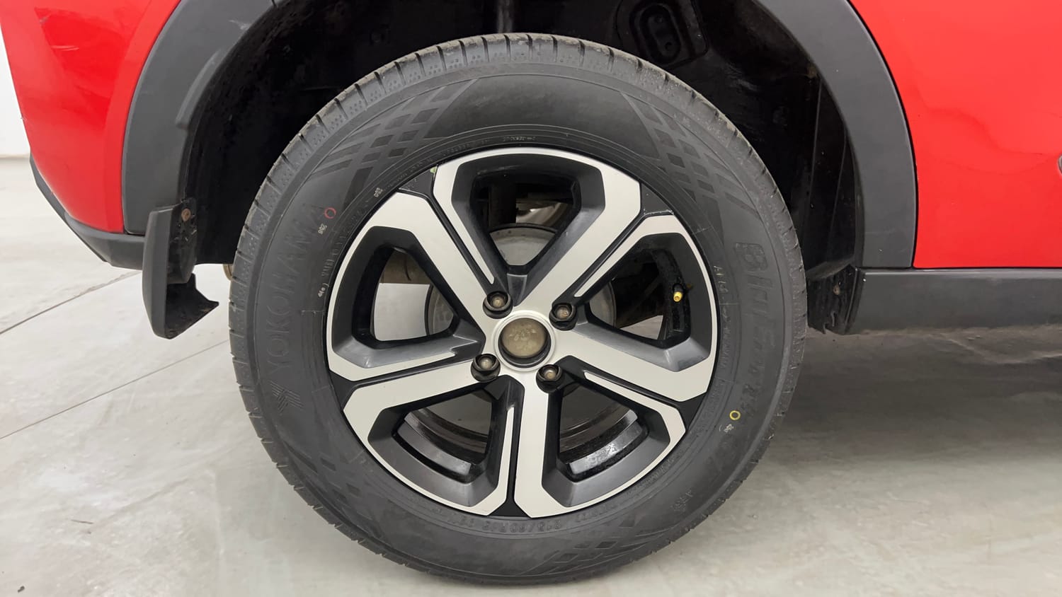 Used 2020 Tata Nexon XZA Plus (O) Dual Tone Petrol Automatic tyres RIGHT REAR TYRE RIM VIEW