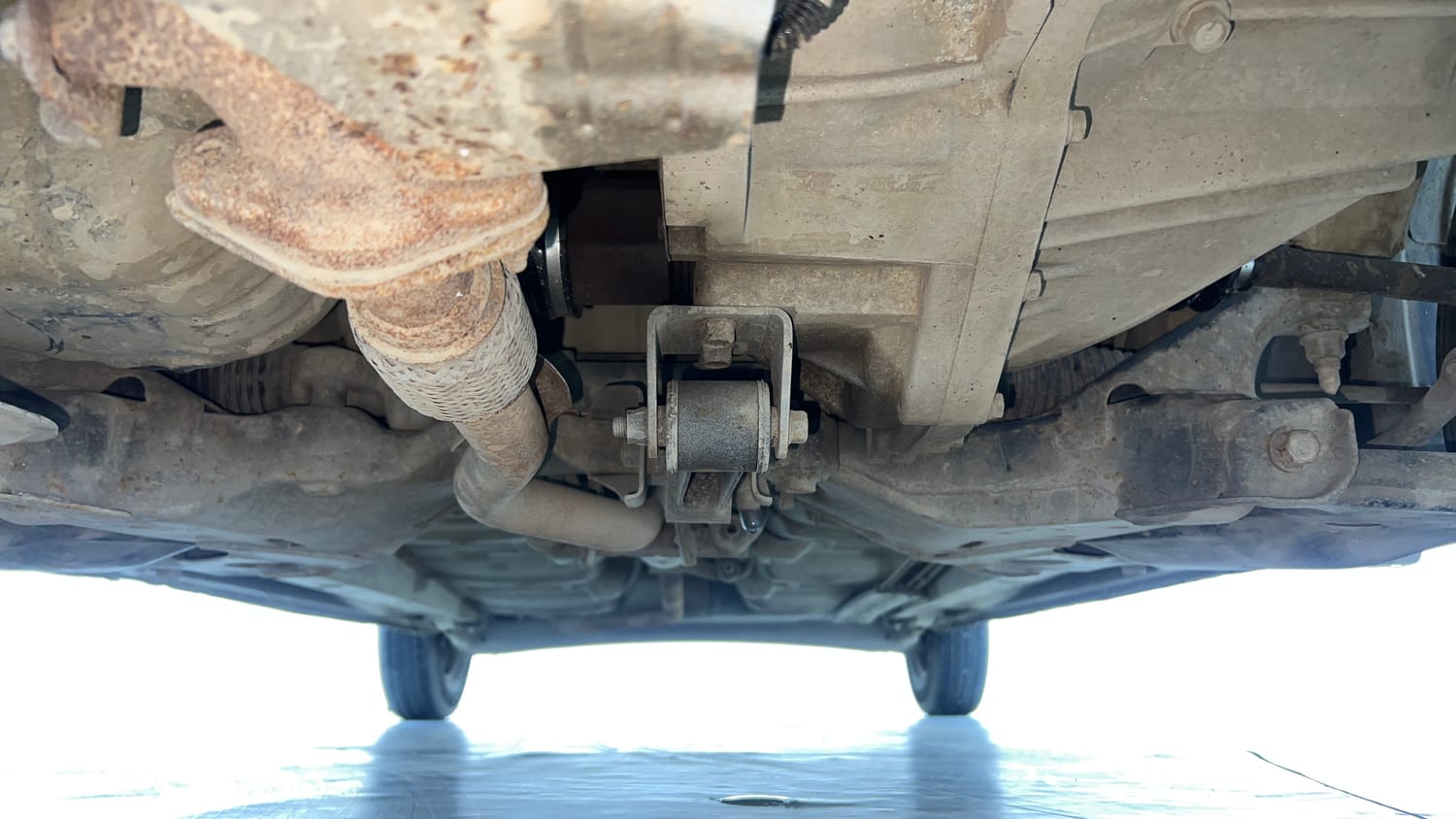 Used 2015 Hyundai i10 Sportz 1.1 iRDE2 Petrol Manual extra FRONT LEFT UNDERBODY VIEW