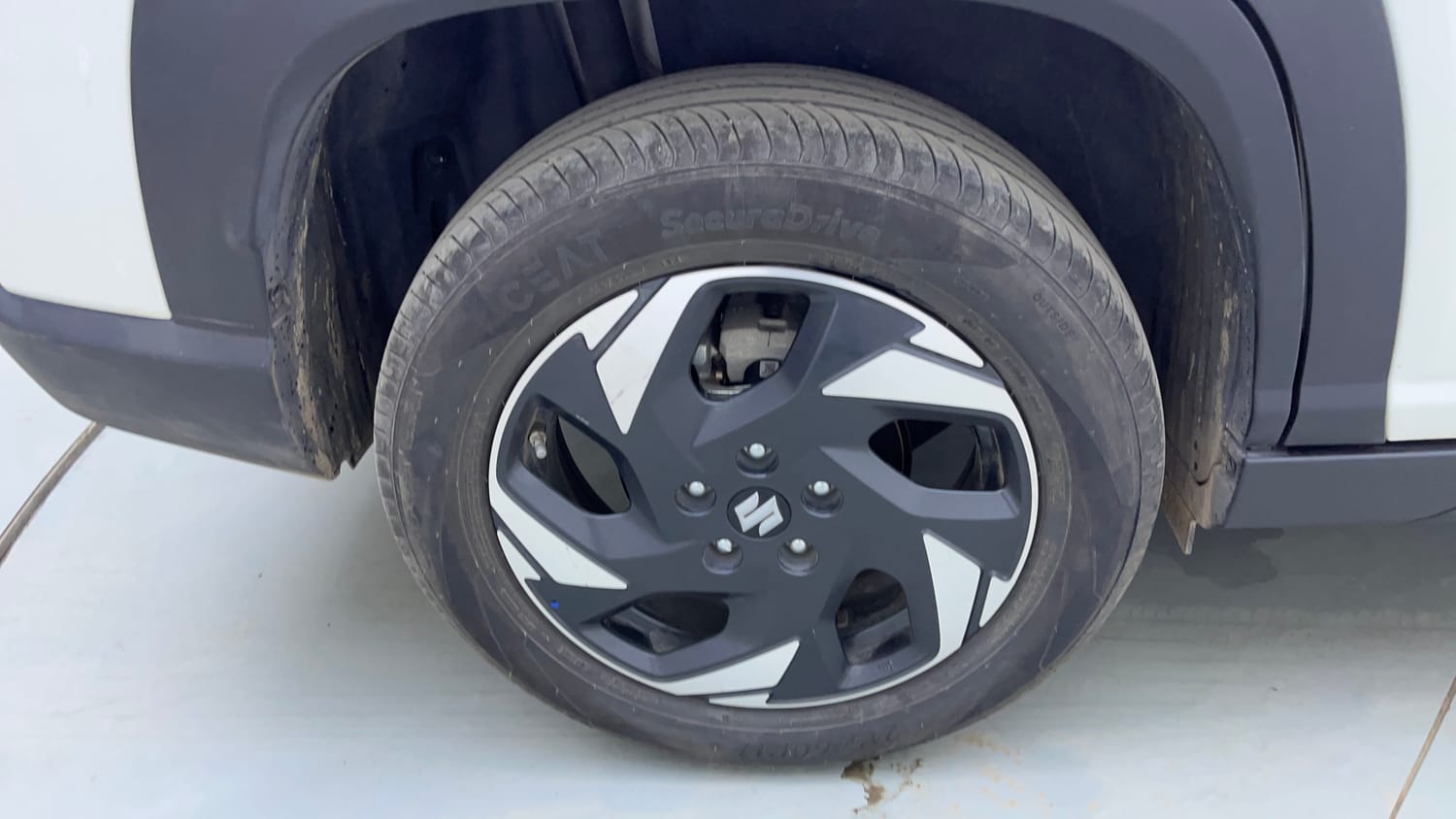 Used 2025 Maruti Suzuki Victoris ZXI+ THS 2W Hybrid Automatic tyres RIGHT REAR TYRE RIM VIEW