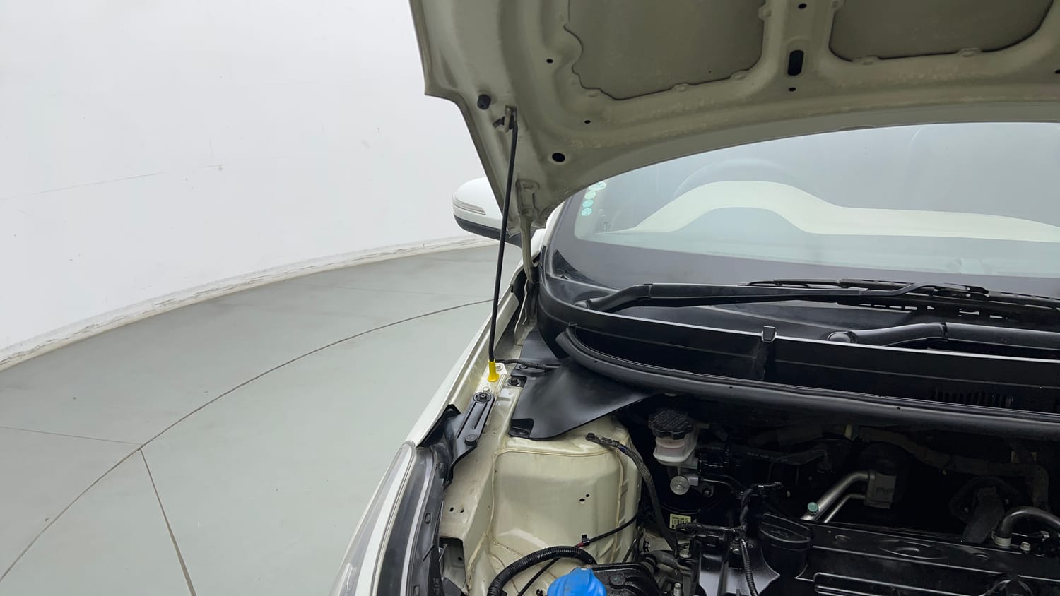 Used 2015 Hyundai Elite i20 Sportz 1.2 Petrol Manual engine ENGINE RIGHT SIDE HINGE & APRON VIEW