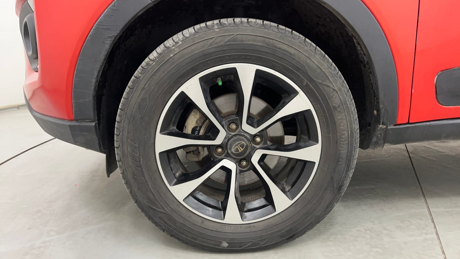Used 2020 Tata Nexon XZA Plus (O) Dual Tone Petrol Automatic tyres LEFT FRONT TYRE RIM VIEW