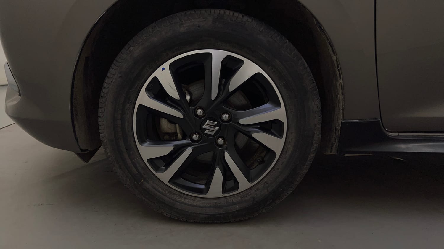 Used 2024 Maruti Suzuki Swift ZXi Plus AMT Petrol Automatic tyres LEFT FRONT TYRE RIM VIEW