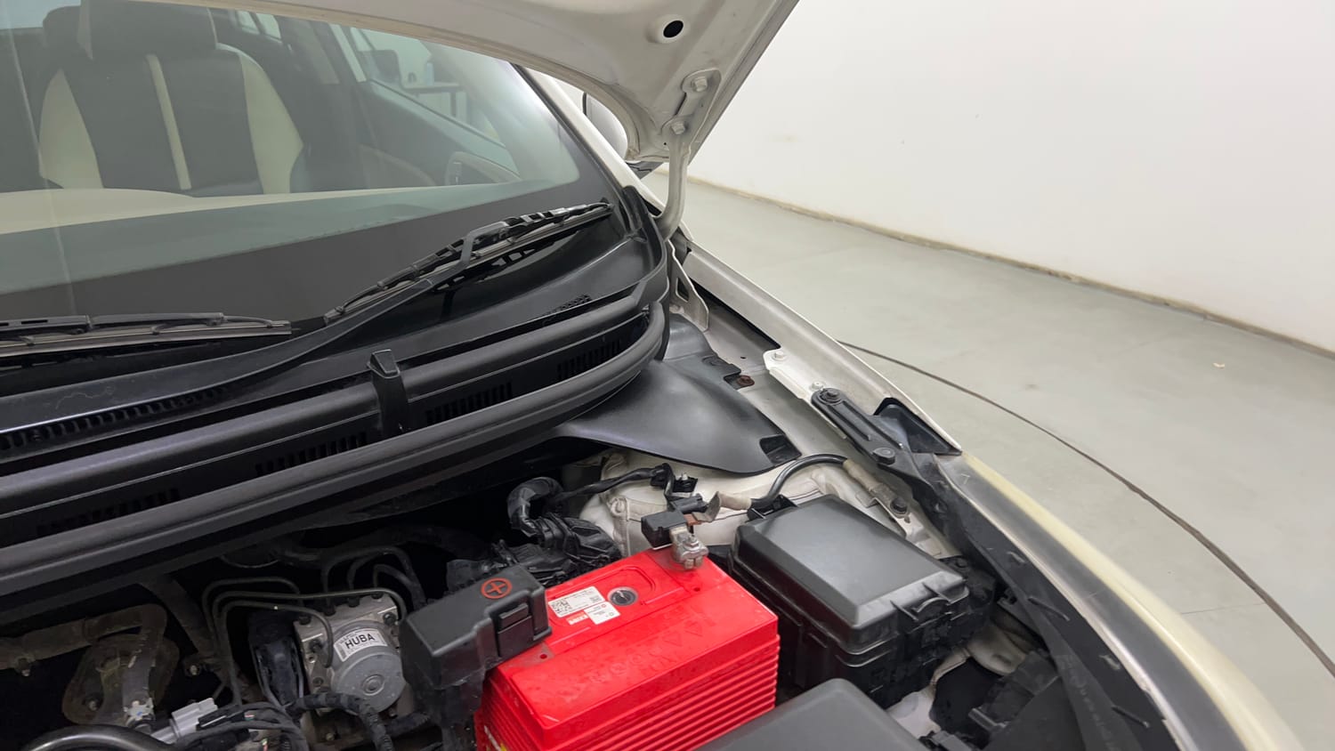 Used 2018 Hyundai Elite i20 Sportz 1.2 Petrol Manual engine ENGINE LEFT SIDE HINGE & APRON VIEW