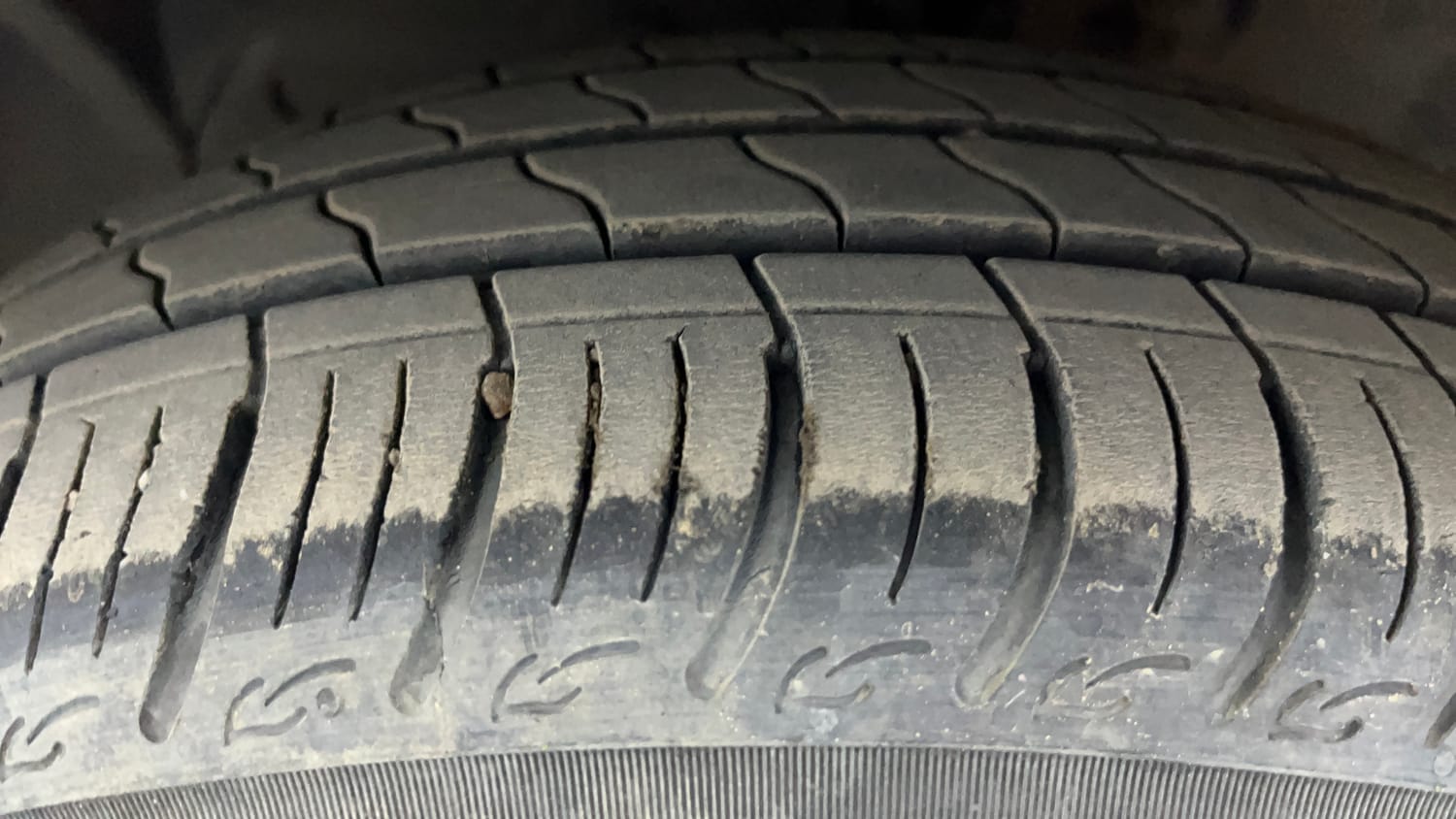 Used 2016 Ford Figo Titanium 1.2 Ti-VCT Petrol Manual tyres LEFT FRONT TYRE TREAD VIEW
