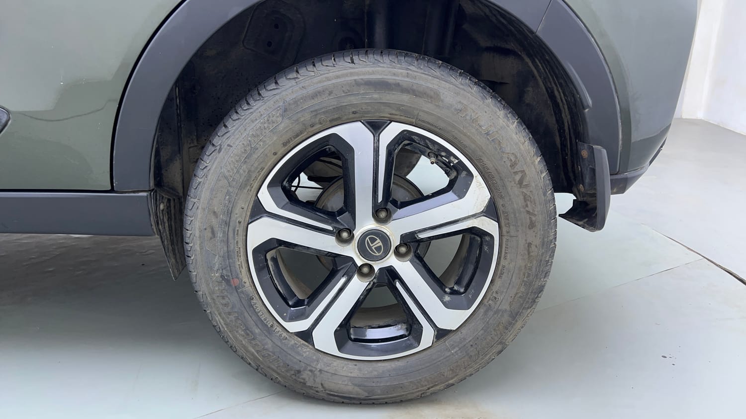 Used 2022 Tata Nexon XZA Plus Petrol Automatic tyres LEFT REAR TYRE RIM VIEW