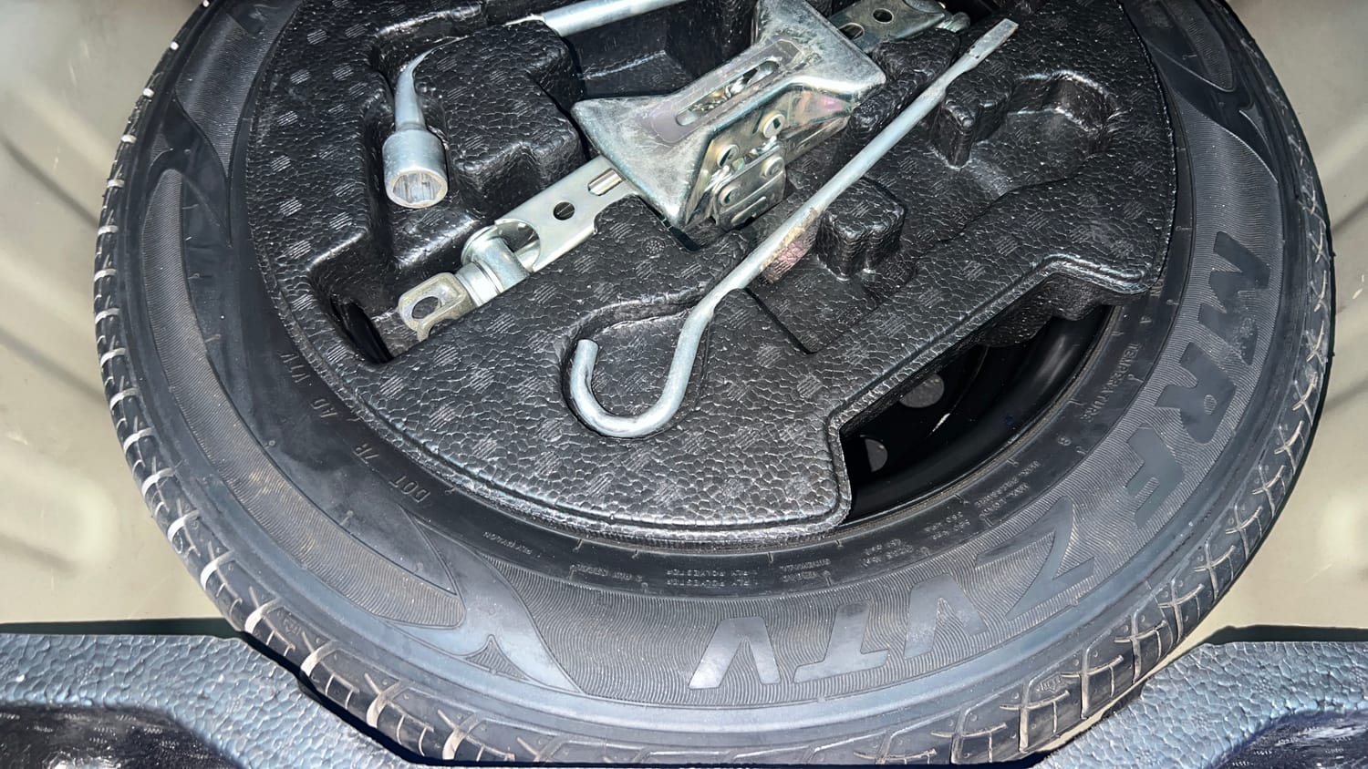 Used 2019 Maruti Suzuki Ciaz Alpha Hybrid 1.5 AT Petrol Automatic tyres SPARE TYRE VIEW