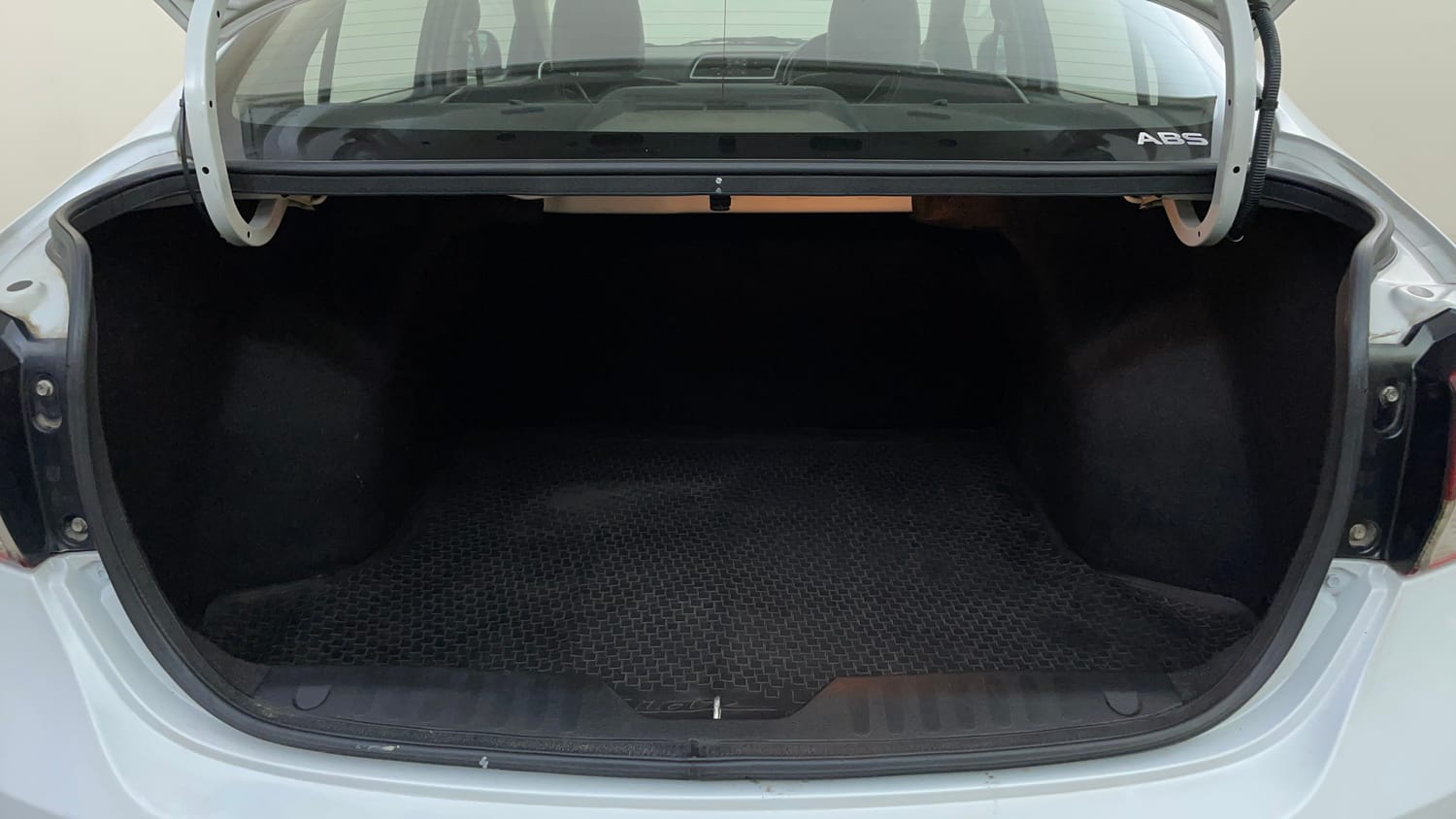 Used 2015 Maruti Suzuki Ciaz ZXi+ RS Petrol Manual interior DICKY INSIDE VIEW