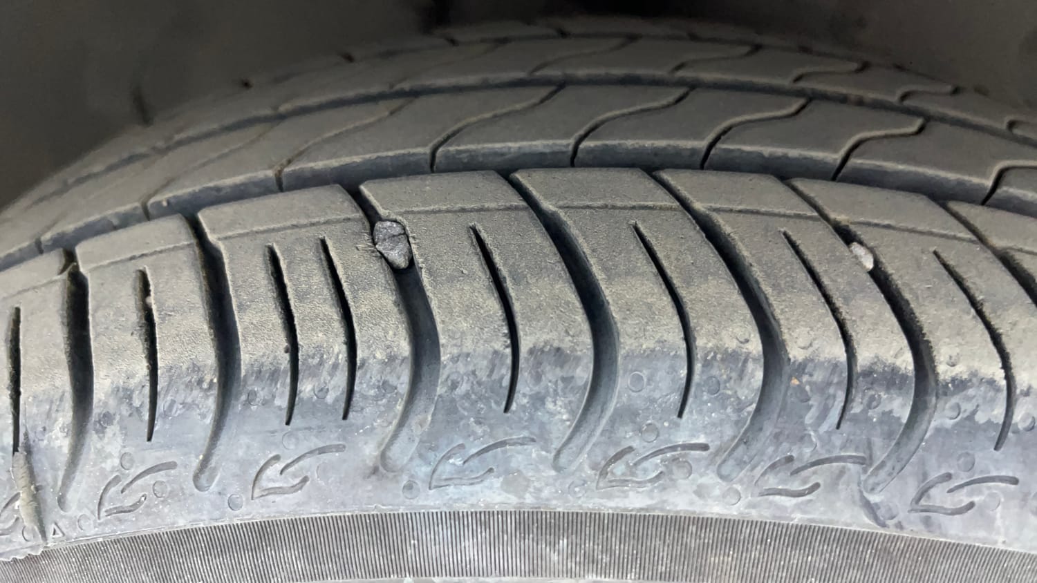Used 2016 Ford Figo Titanium 1.2 Ti-VCT Petrol Manual tyres RIGHT FRONT TYRE TREAD VIEW