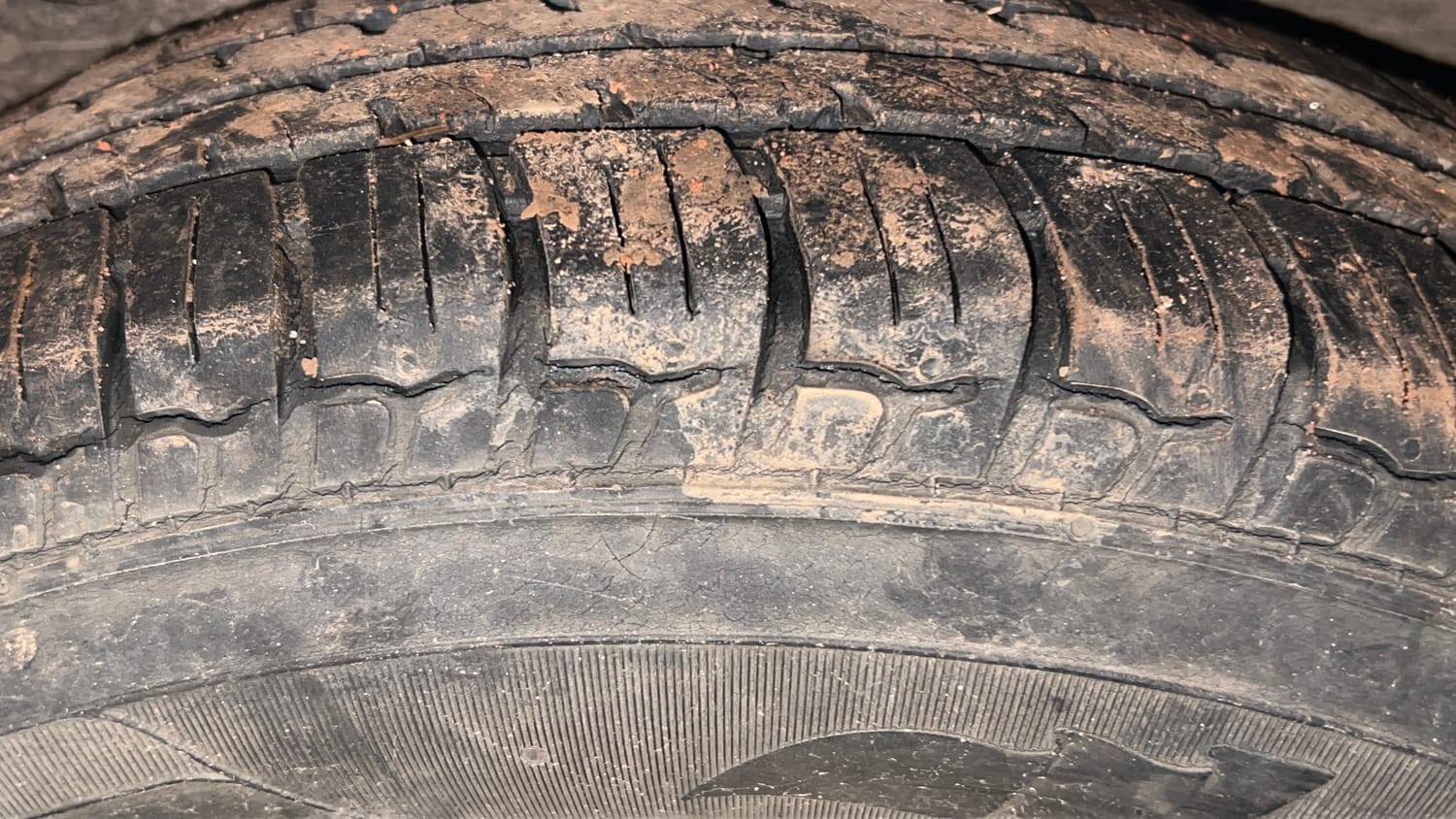 Used 2016 Hyundai i10 Magna 1.1 iRDE2 Petrol Manual tyres LEFT REAR TYRE TREAD VIEW