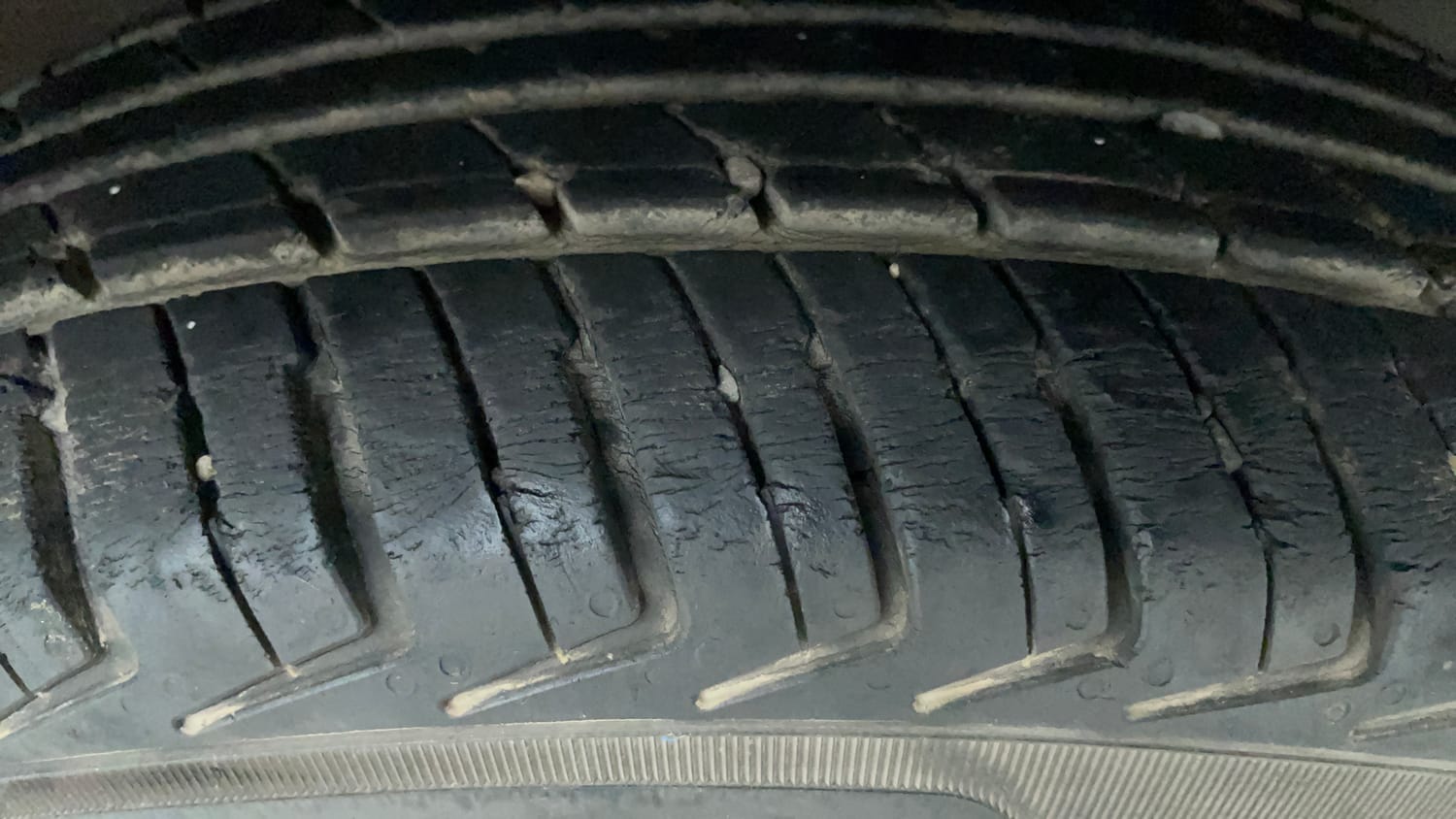 Used 2017 Renault Kwid 1.0 RXT AMT Opt Petrol Automatic tyres RIGHT FRONT TYRE TREAD VIEW