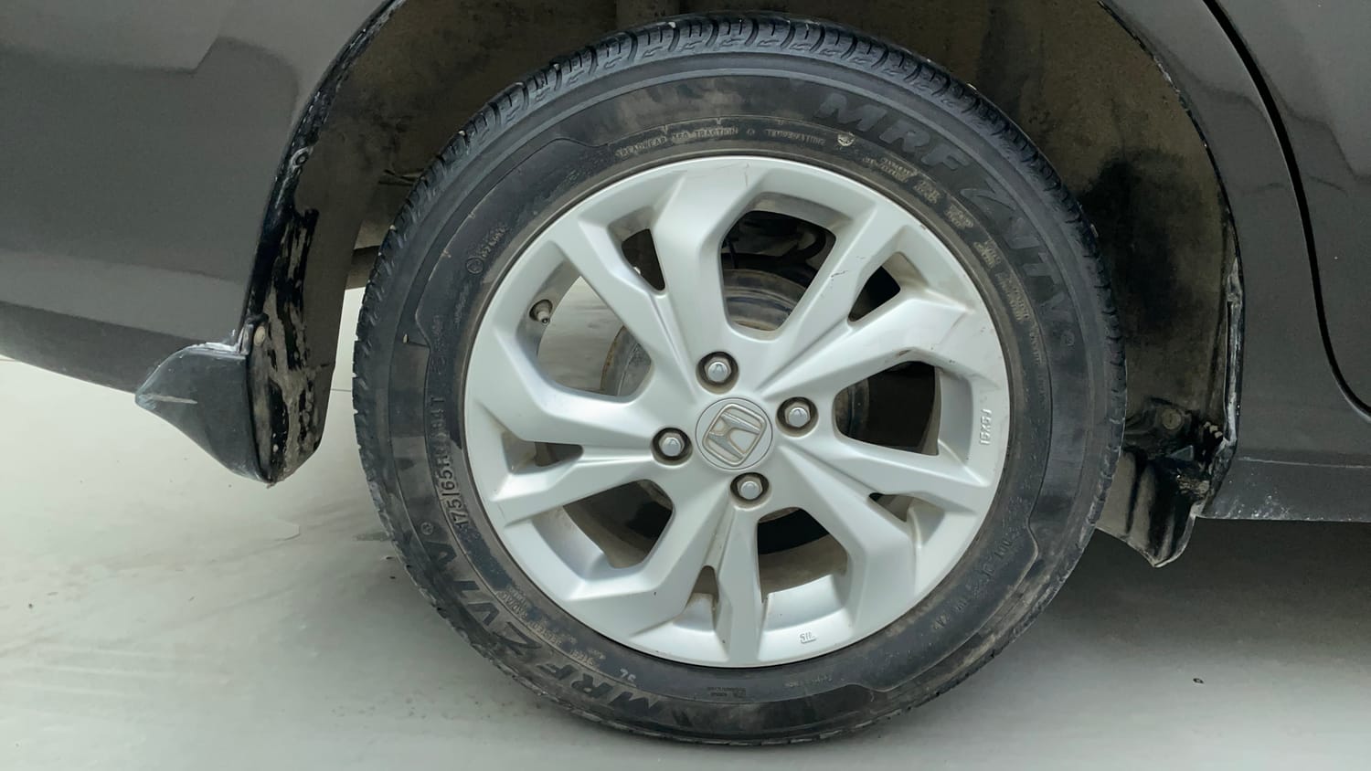 Used 2020 Honda Amaze 1.2 VX CVT Petrol Petrol Automatic tyres RIGHT REAR TYRE RIM VIEW