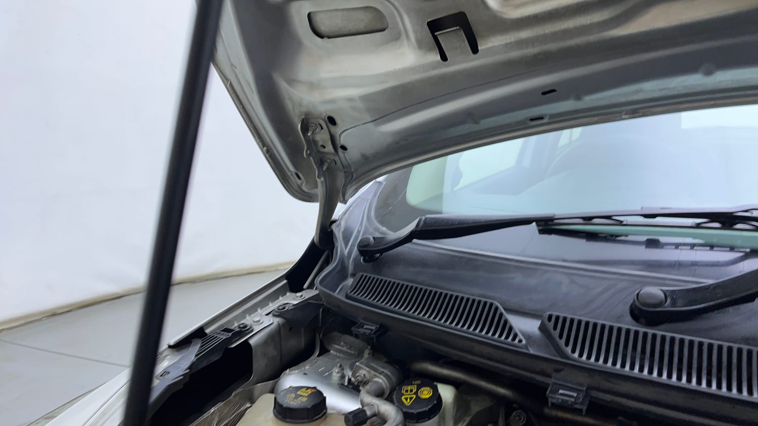 Used 2016 Ford Figo Titanium 1.2 Ti-VCT Petrol Manual engine ENGINE RIGHT SIDE HINGE & APRON VIEW