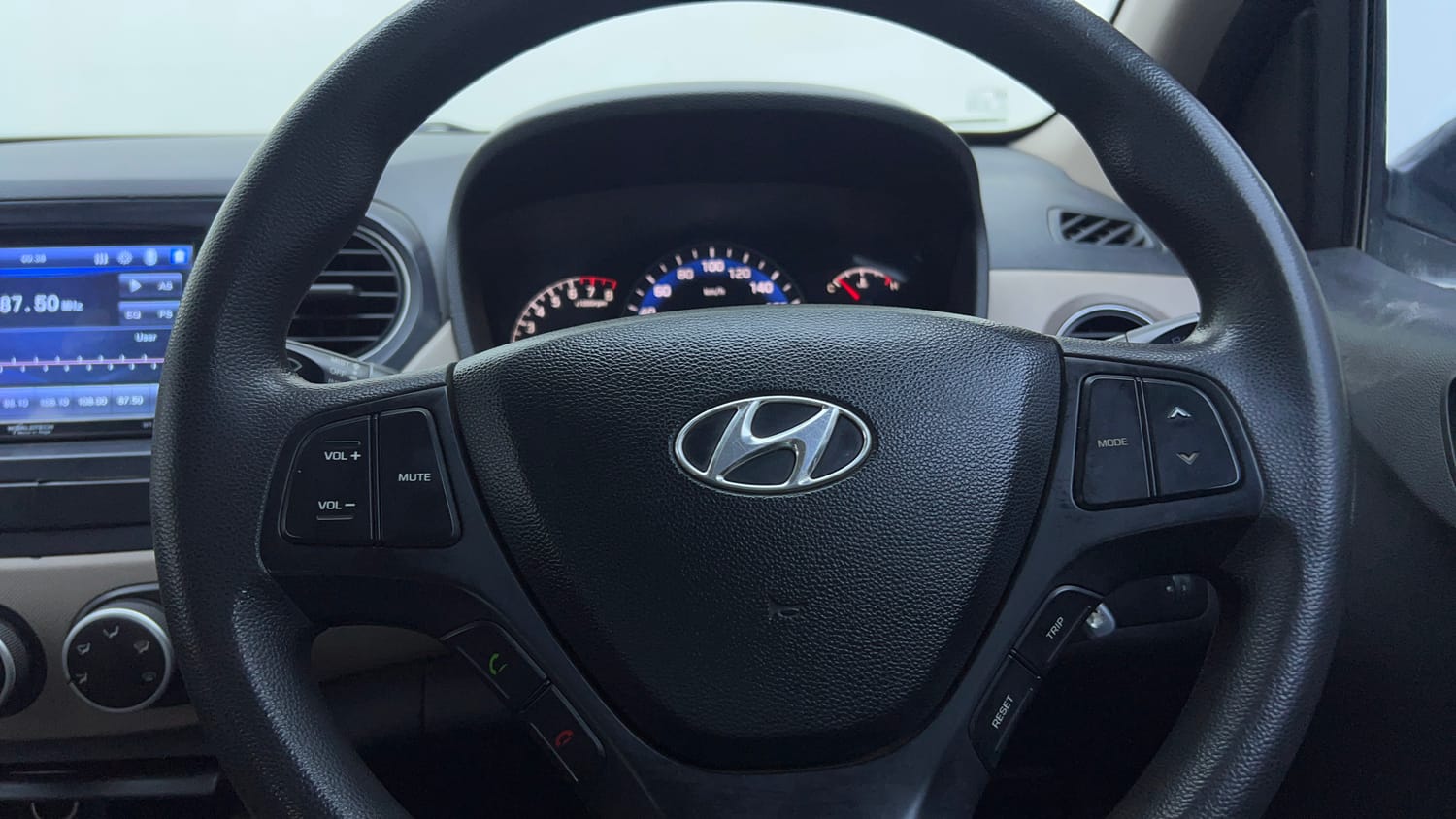 Used 2014 Hyundai Xcent S 1.2 Petrol Manual top_features Steering mounted controls
