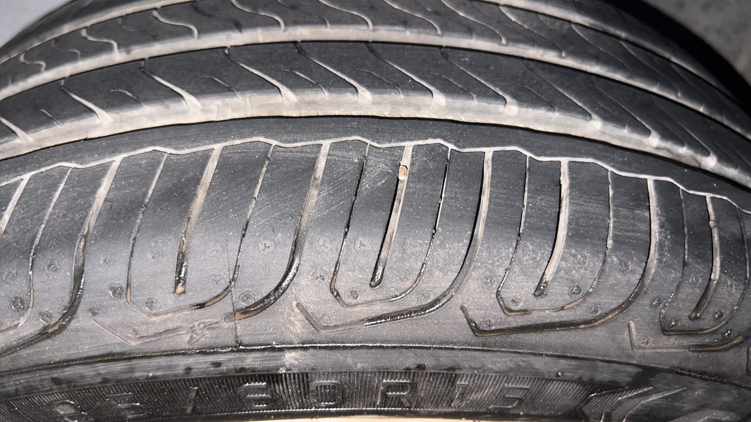 Used 2015 Volkswagen Polo Comfortline 1.2L (P) Petrol Manual tyres LEFT REAR TYRE TREAD VIEW