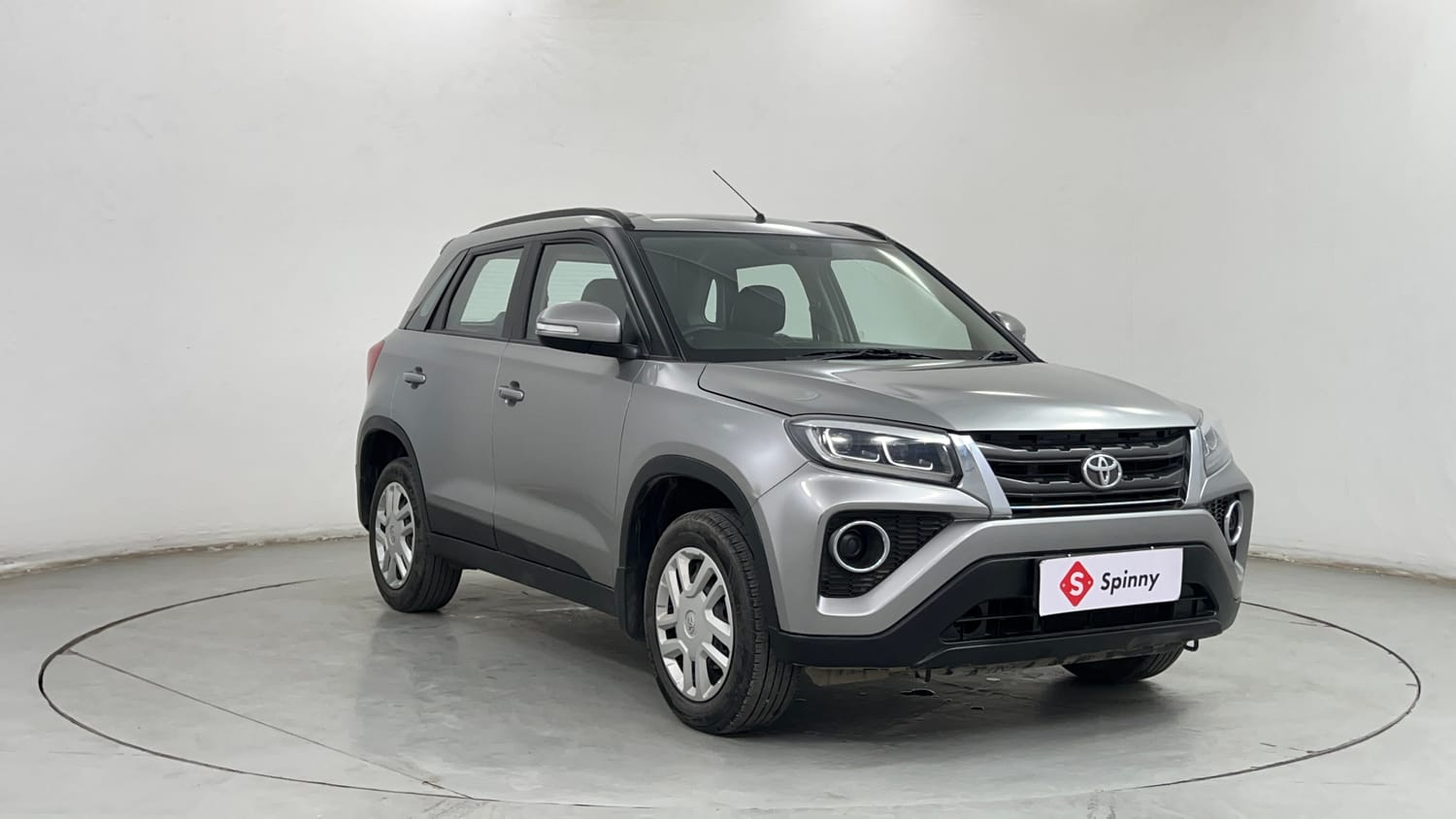 Used 2022 Toyota Urban Cruiser Mid Grade AT Petrol Automatic exterior RIGHT FRONT CORNER VIEW