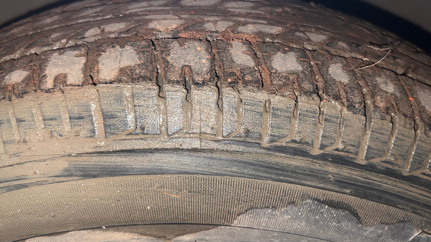 Used 2016 Hyundai i10 Sportz 1.1 iRDE2 Petrol Manual tyres LEFT FRONT TYRE TREAD VIEW