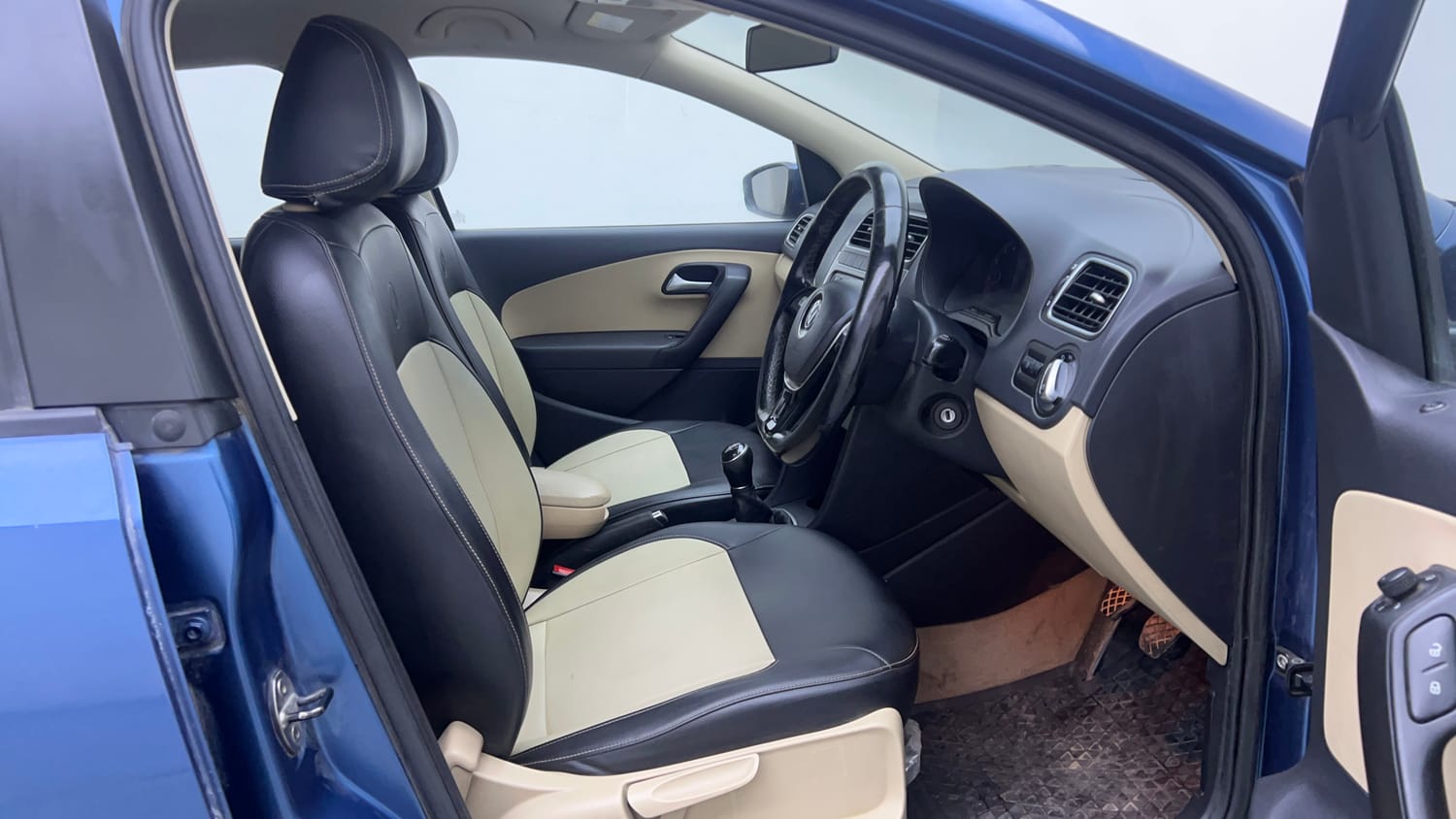 Used 2017 Volkswagen Polo Highline1.2L (P) Petrol Manual interior RIGHT SIDE FRONT DOOR CABIN VIEW