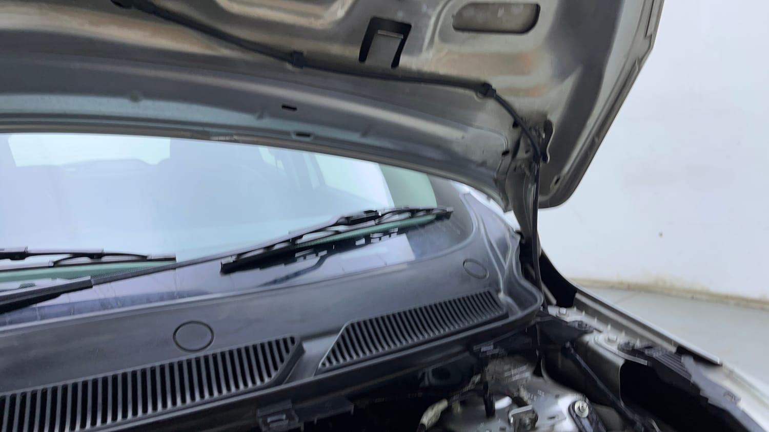 Used 2016 Ford Figo Titanium 1.2 Ti-VCT Petrol Manual engine ENGINE LEFT SIDE HINGE & APRON VIEW