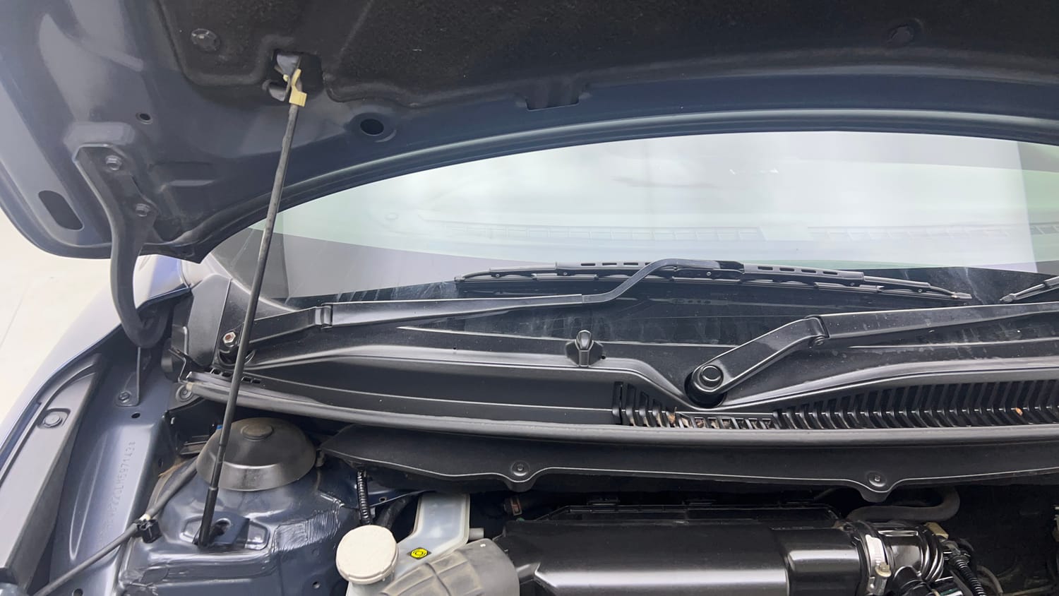 Used 2021 Maruti Suzuki Baleno Alpha Petrol Manual engine ENGINE RIGHT SIDE HINGE & APRON VIEW
