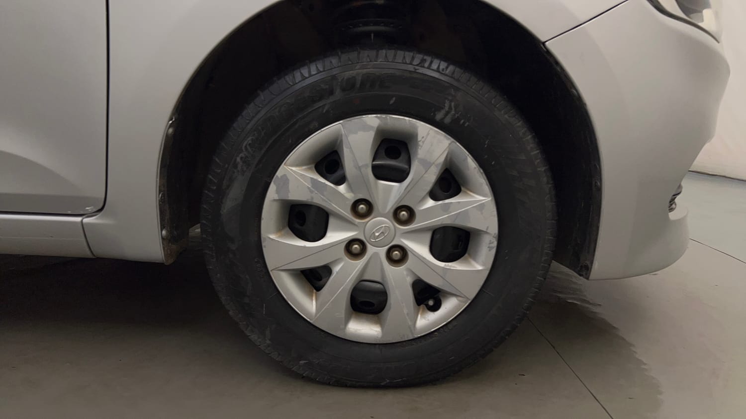 Used 2015 Hyundai Elite i20 Era 1.2 Petrol Manual tyres RIGHT FRONT TYRE RIM VIEW